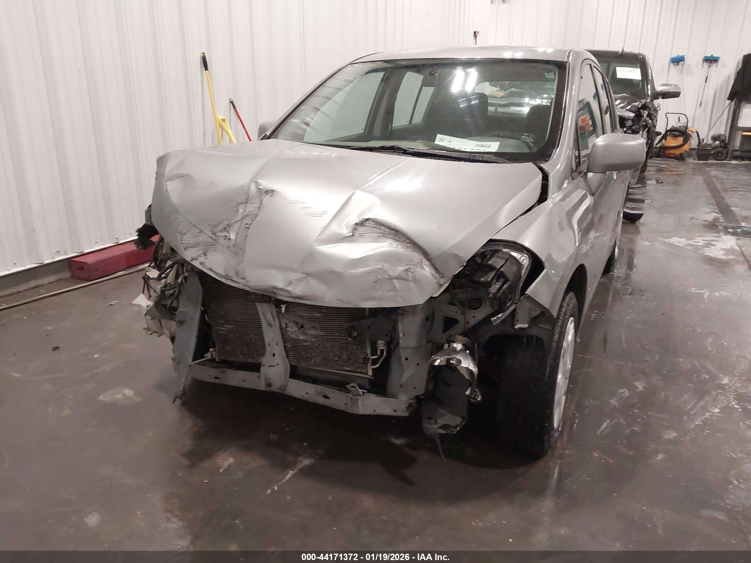 NISSAN VERSA image 6