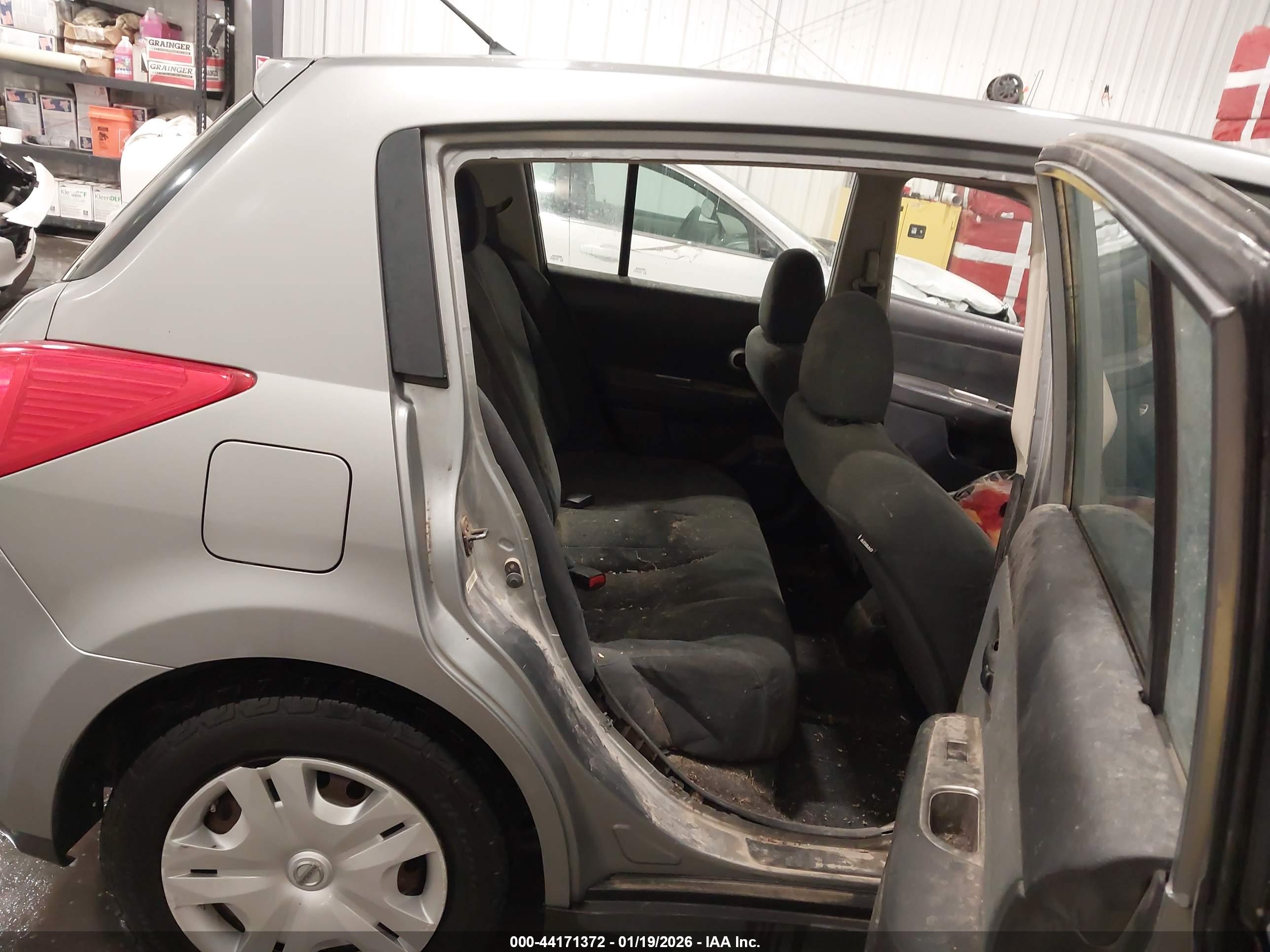 NISSAN VERSA image 8