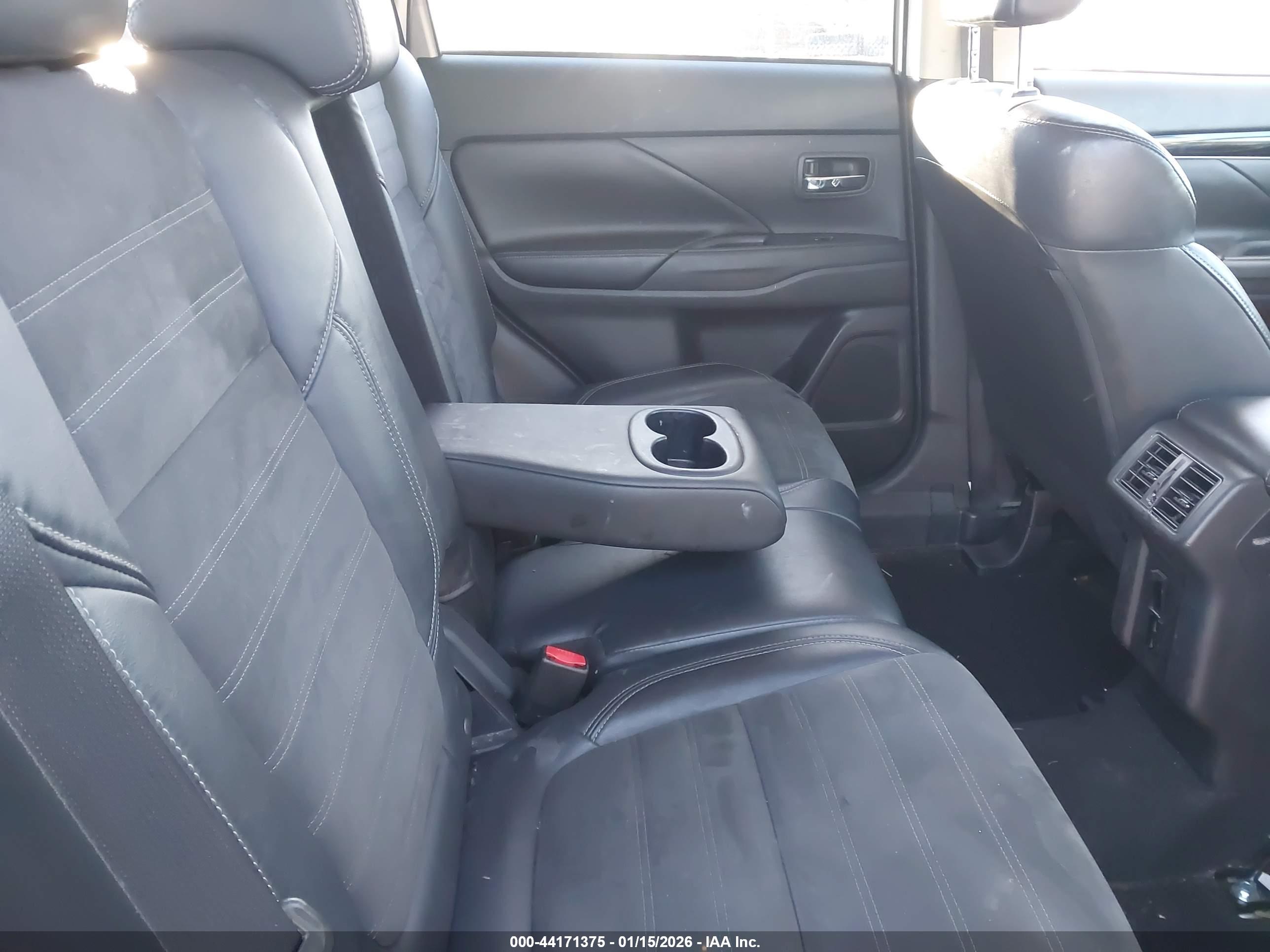 MITSUBISHI OUTLANDER image 8