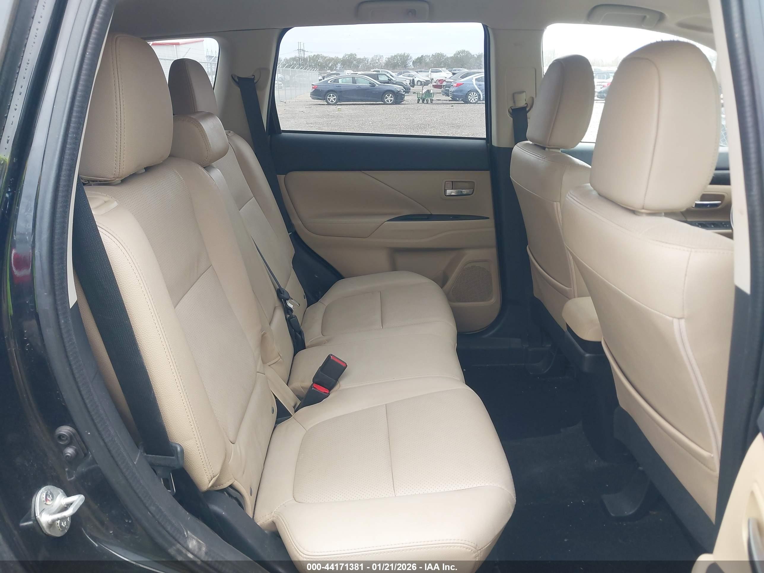 MITSUBISHI OUTLANDER image 8