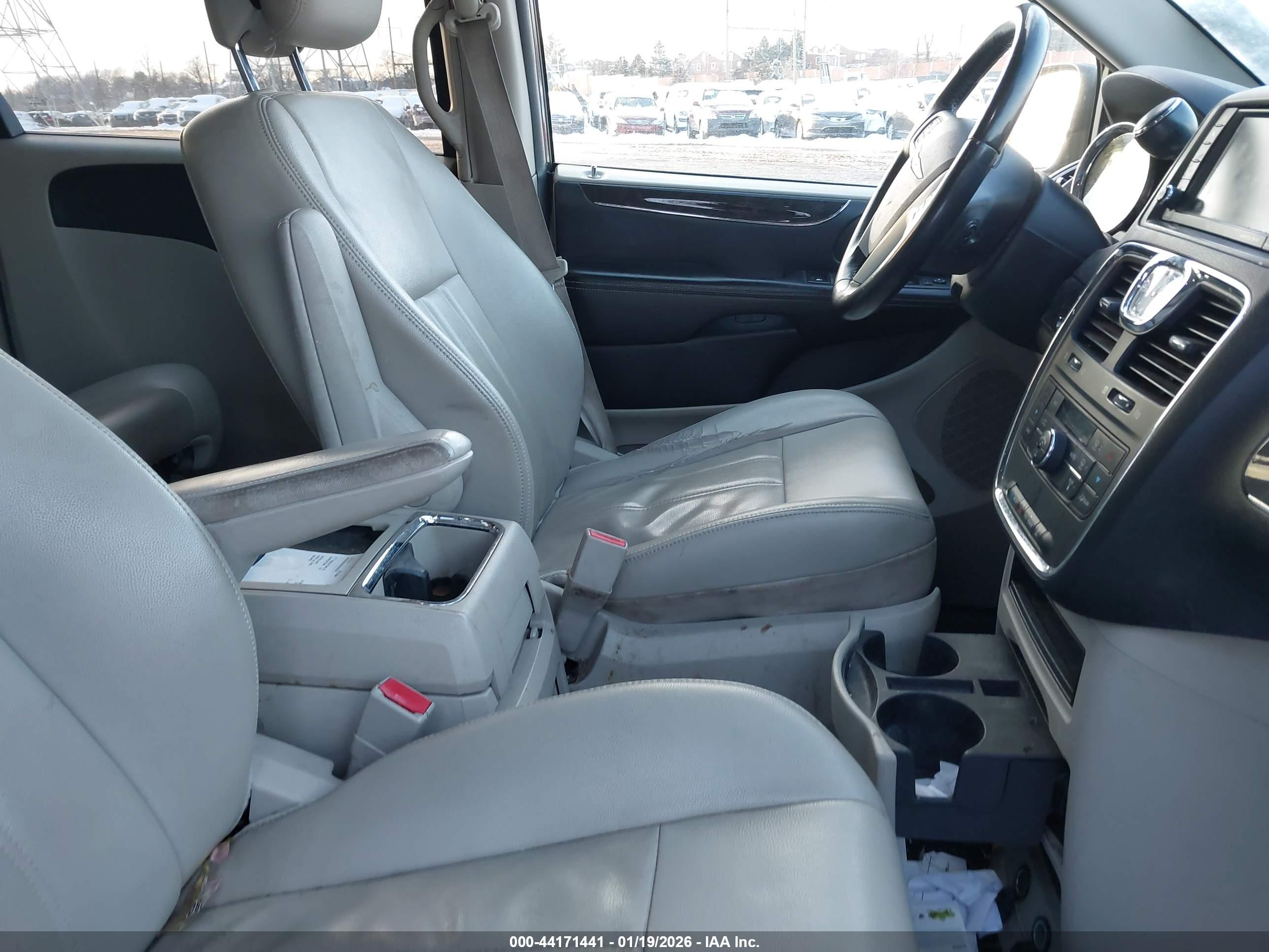 CHRYSLER TOWN image 5