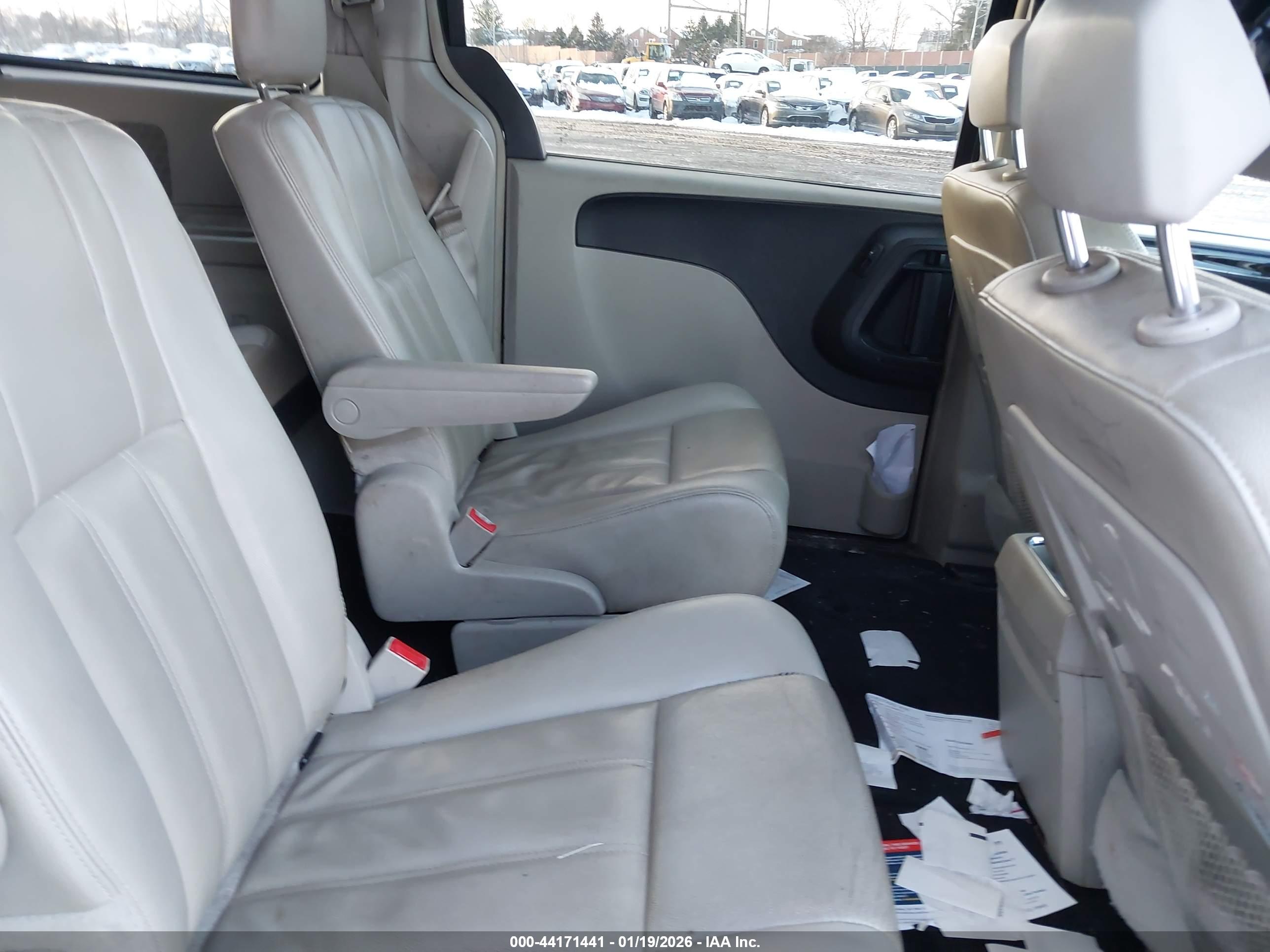 CHRYSLER TOWN image 8