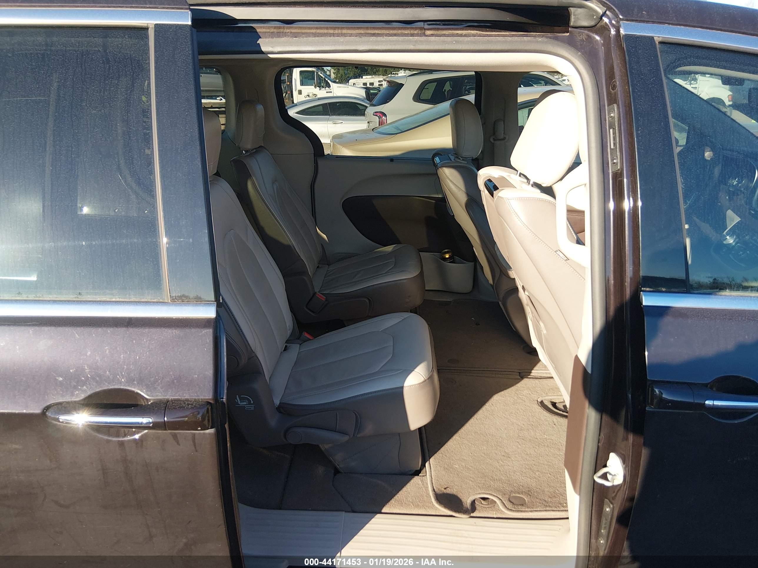 CHRYSLER PACIFICA image 8