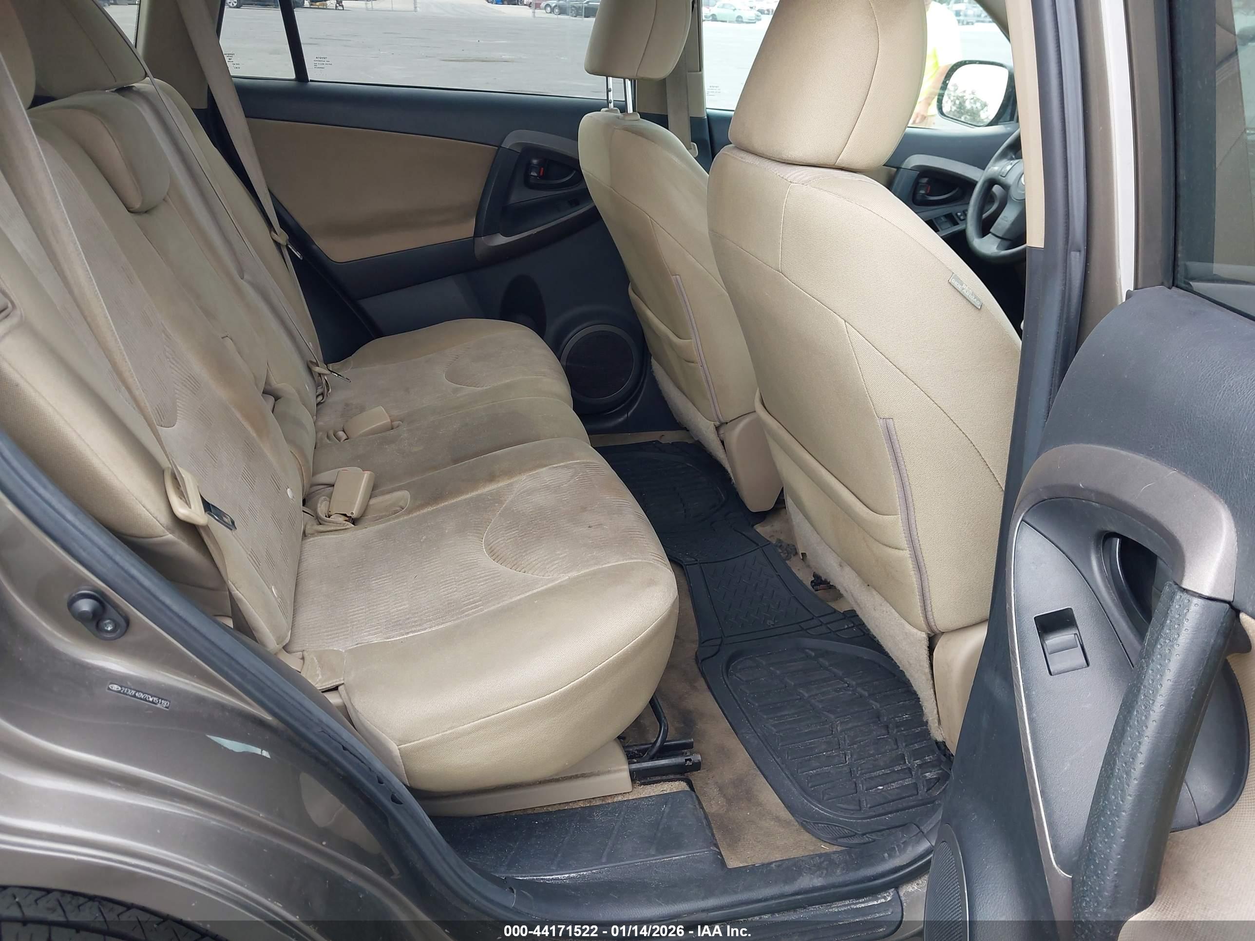 TOYOTA RAV4 image 8