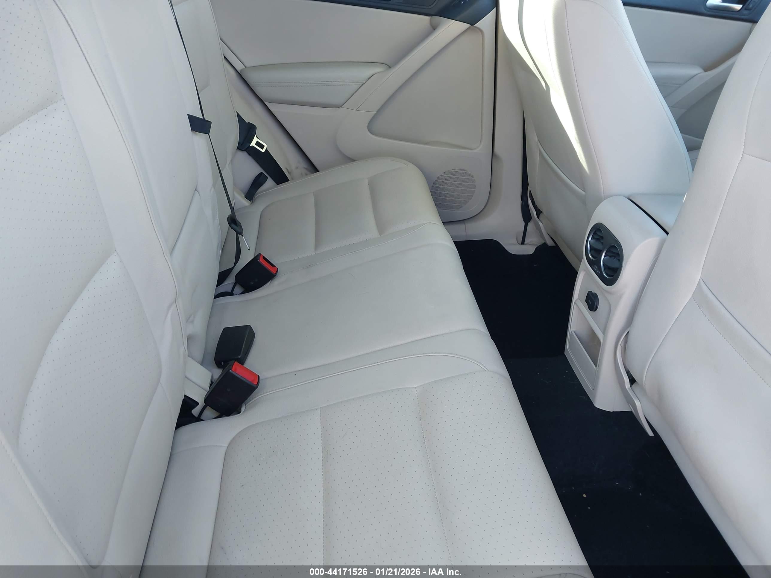 VOLKSWAGEN TIGUAN image 8