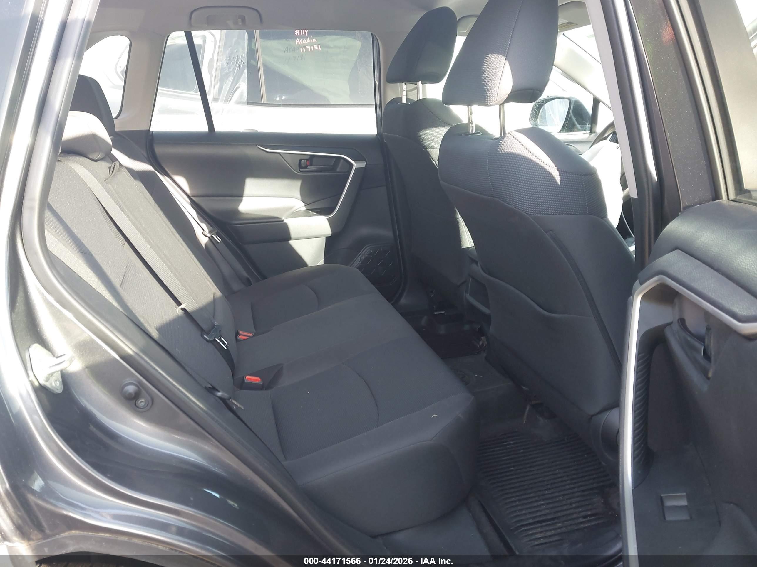 TOYOTA RAV4 image 8