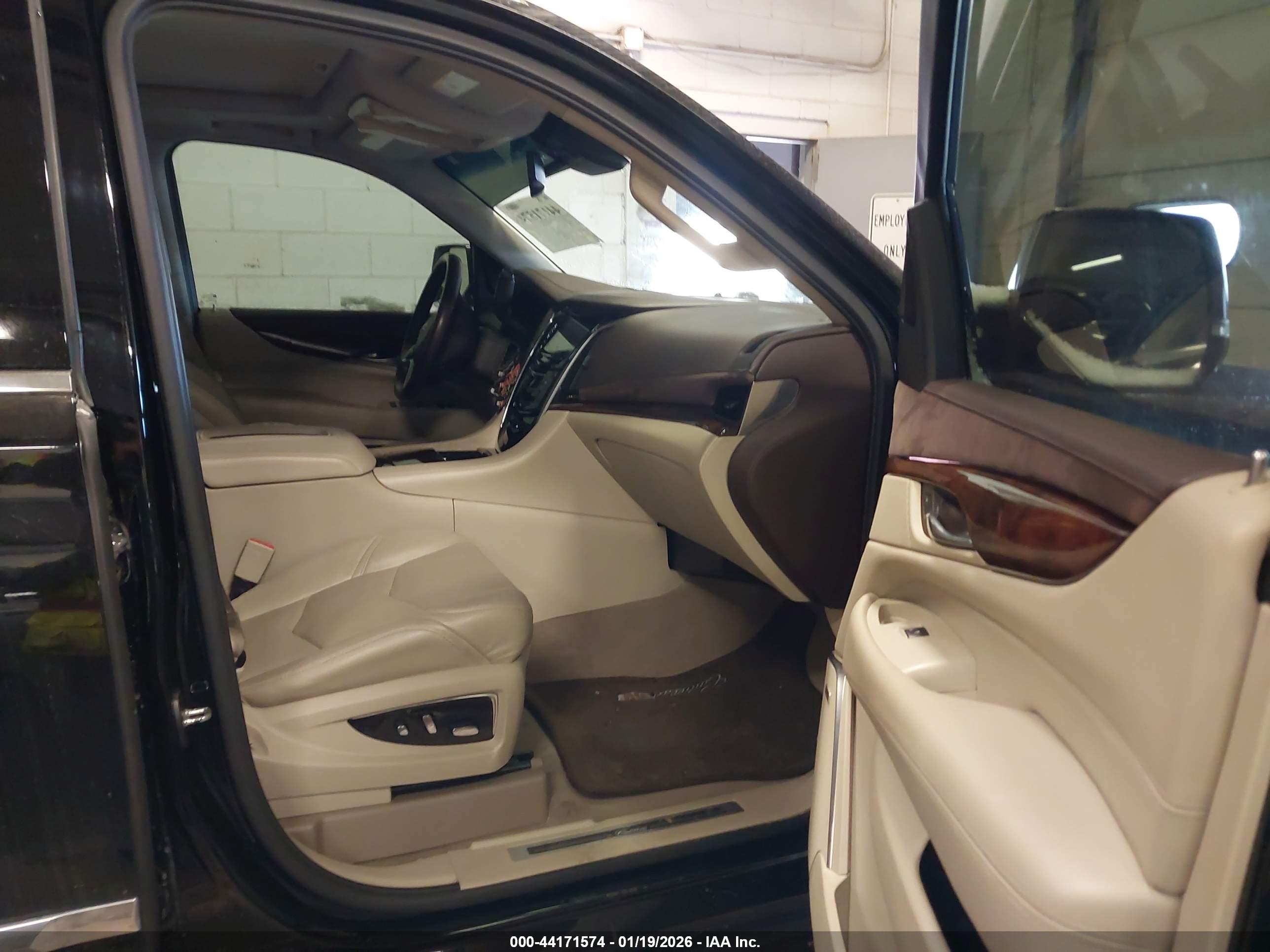 CADILLAC ESCALADE image 5