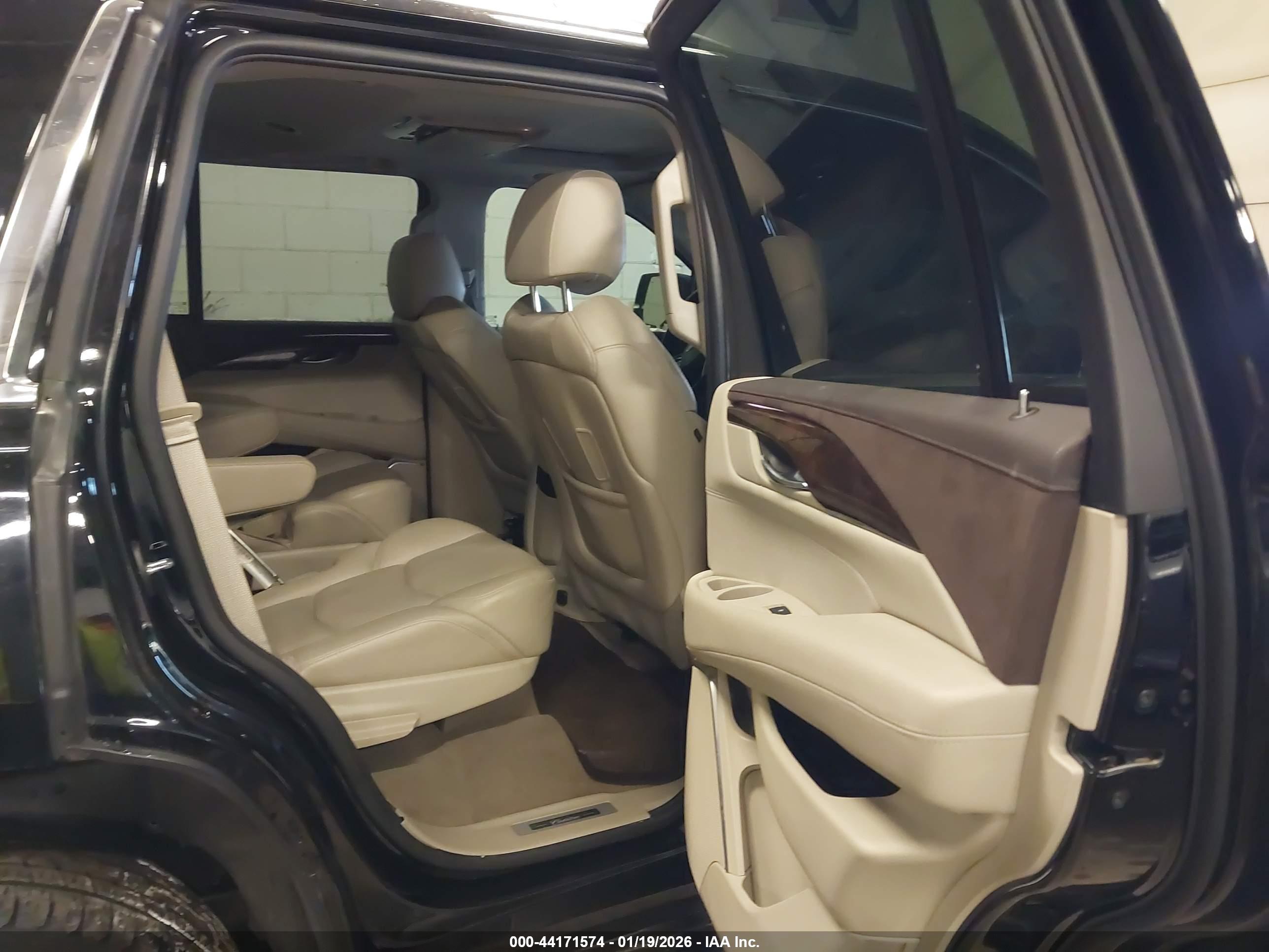 CADILLAC ESCALADE image 8