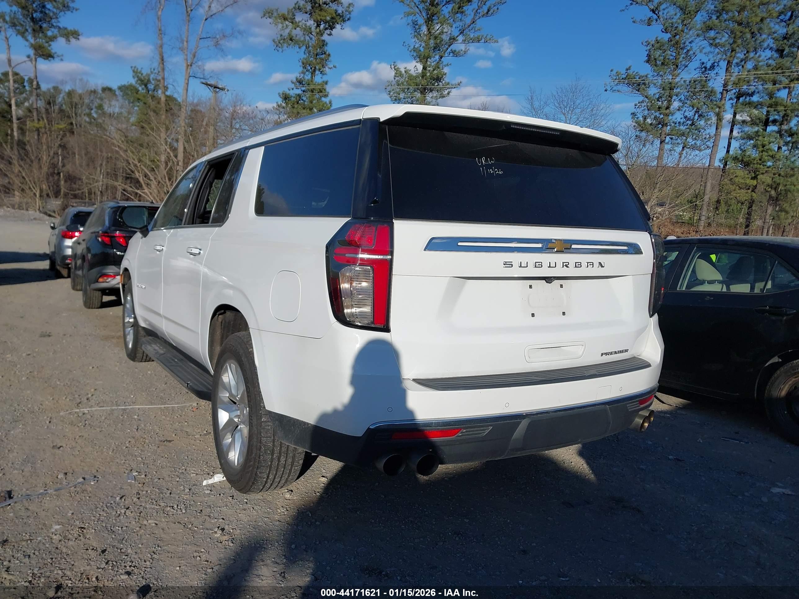 CHEVROLET SUBURBAN image 3