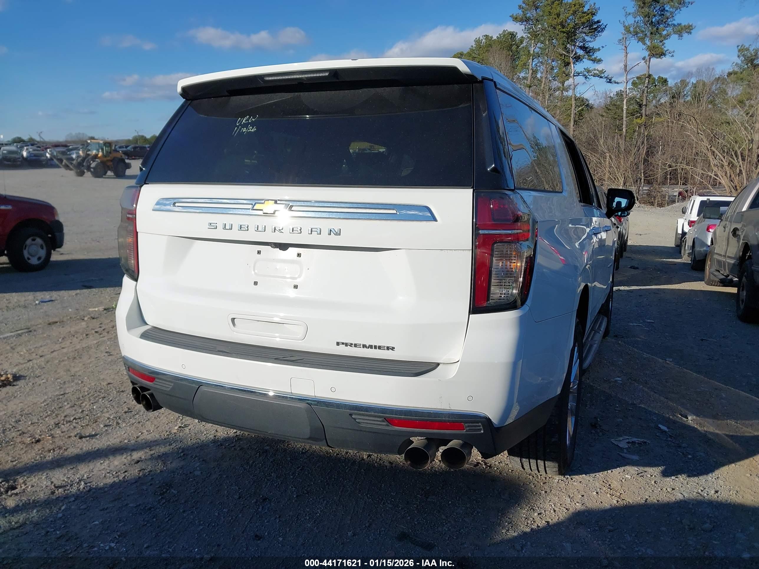 CHEVROLET SUBURBAN image 4