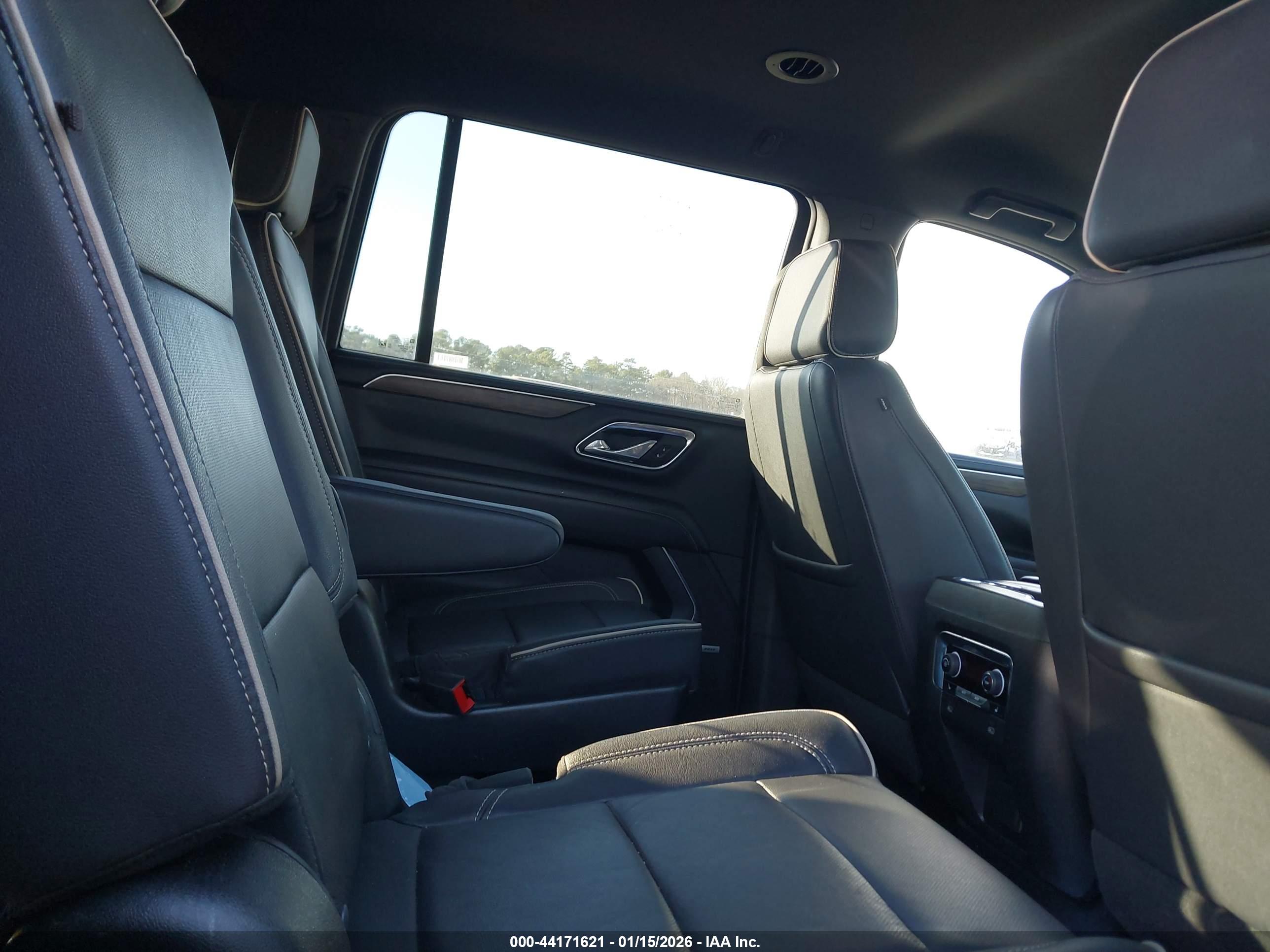 CHEVROLET SUBURBAN image 8