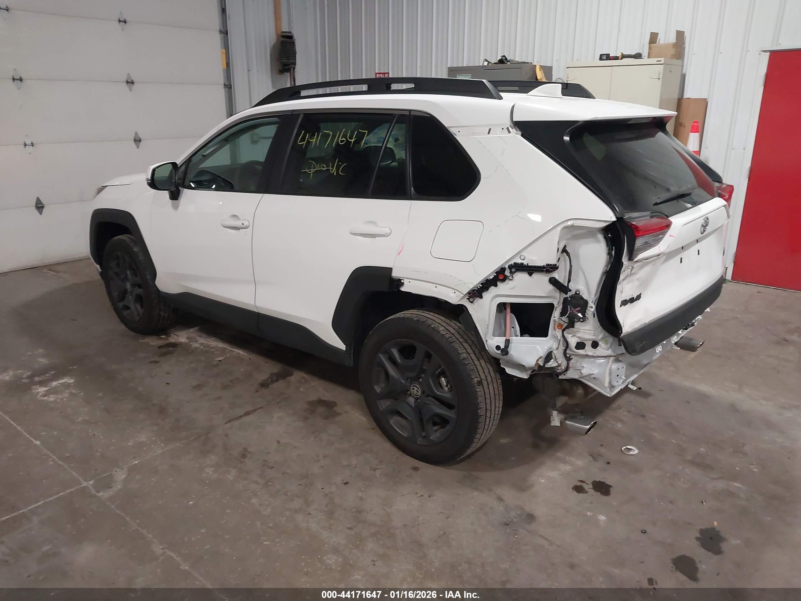 TOYOTA RAV4 image 3