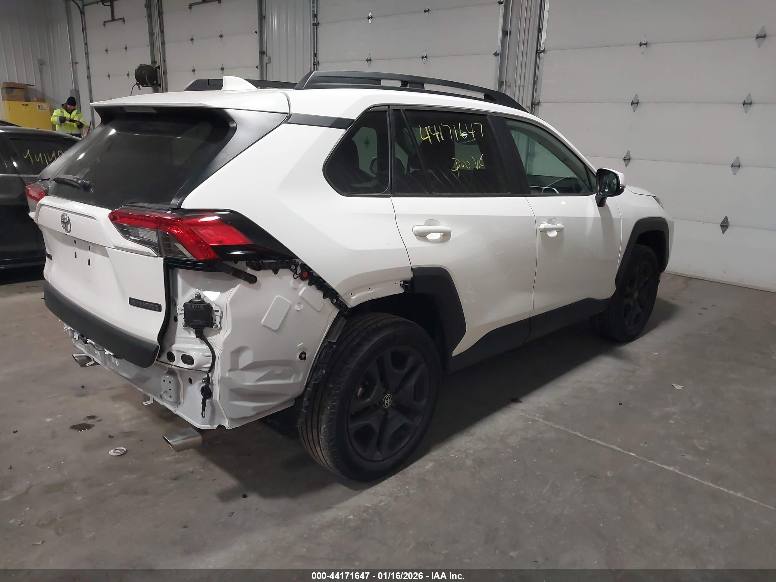 TOYOTA RAV4 image 4