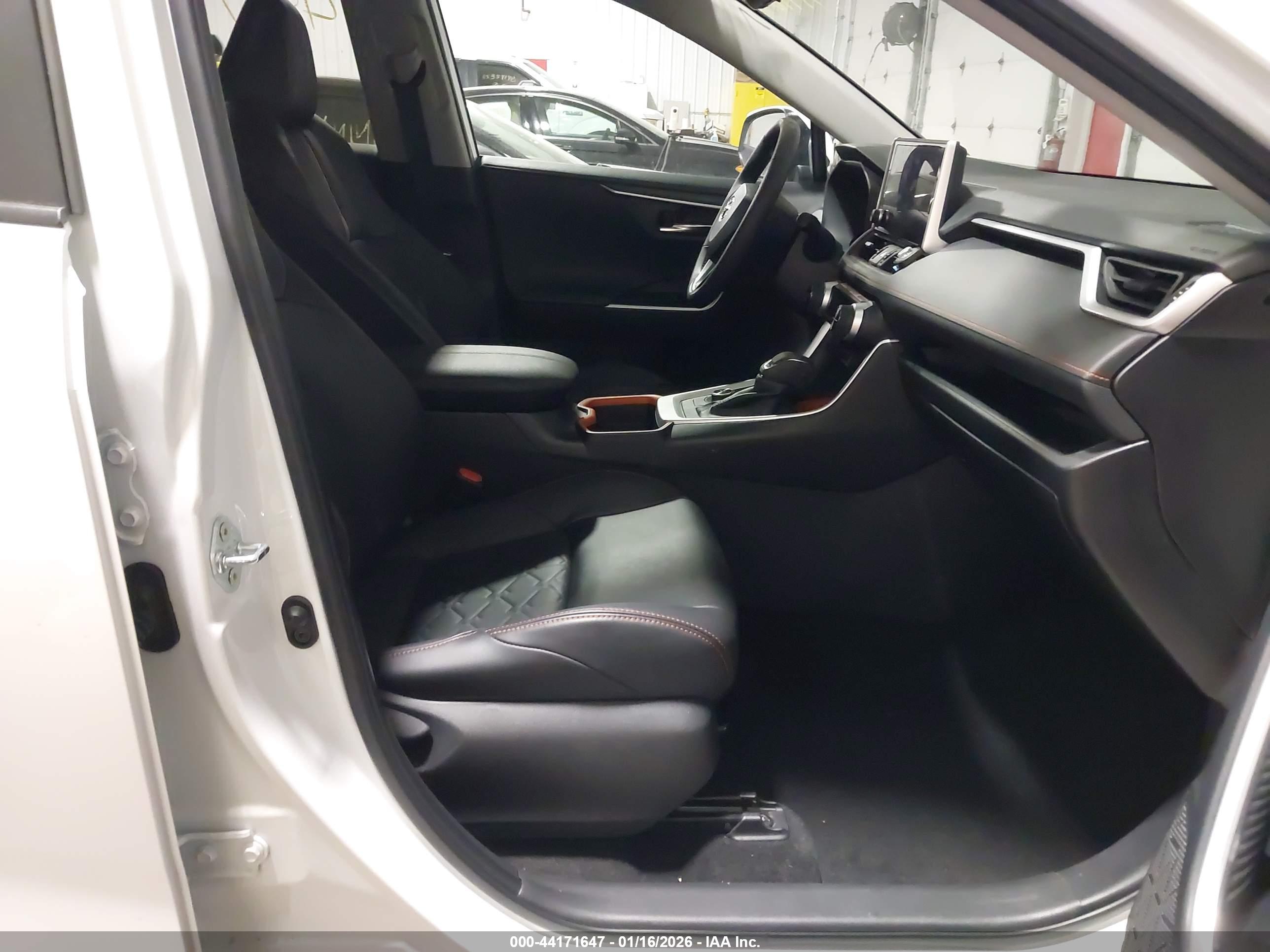 TOYOTA RAV4 image 5