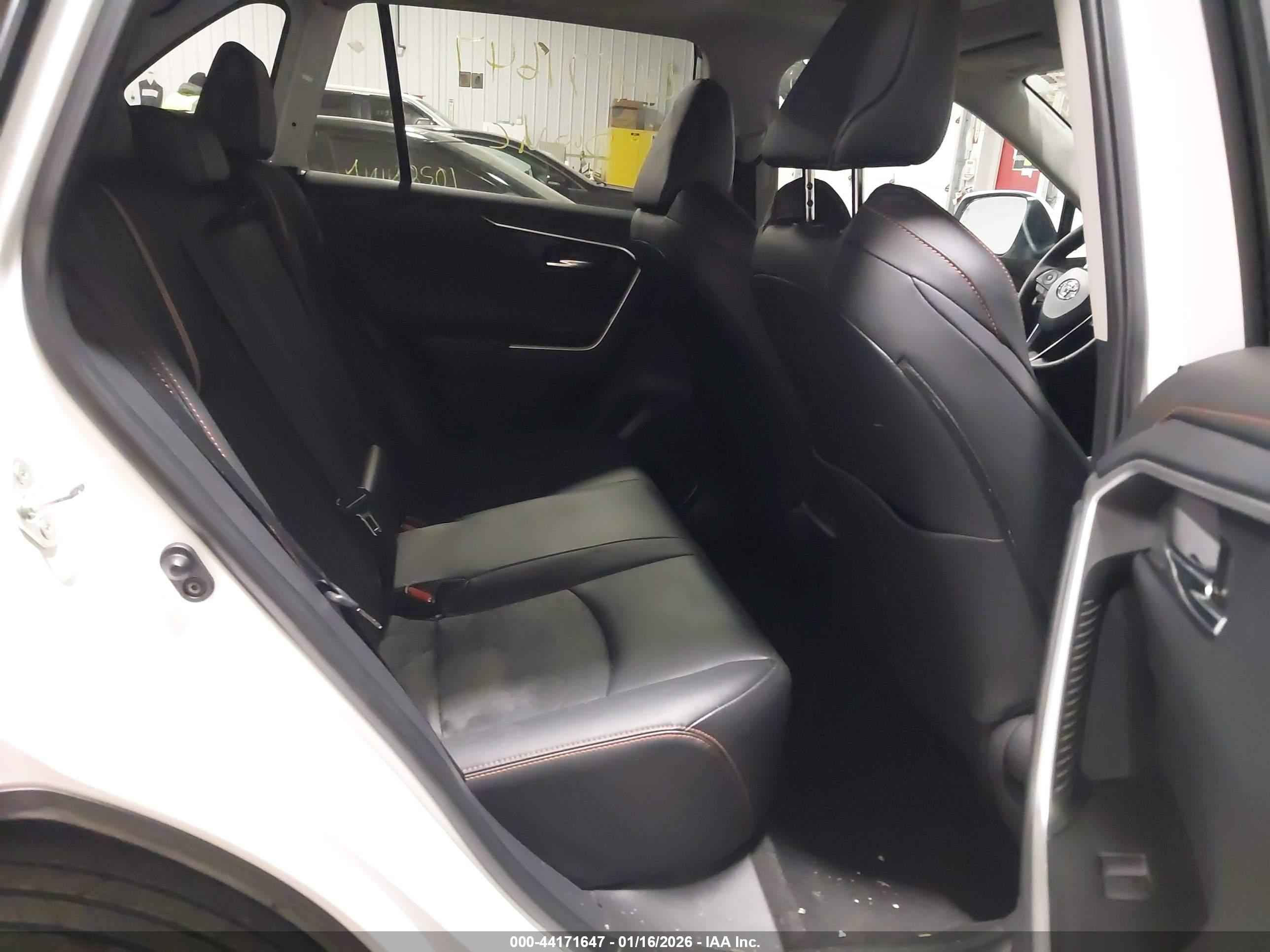 TOYOTA RAV4 image 8