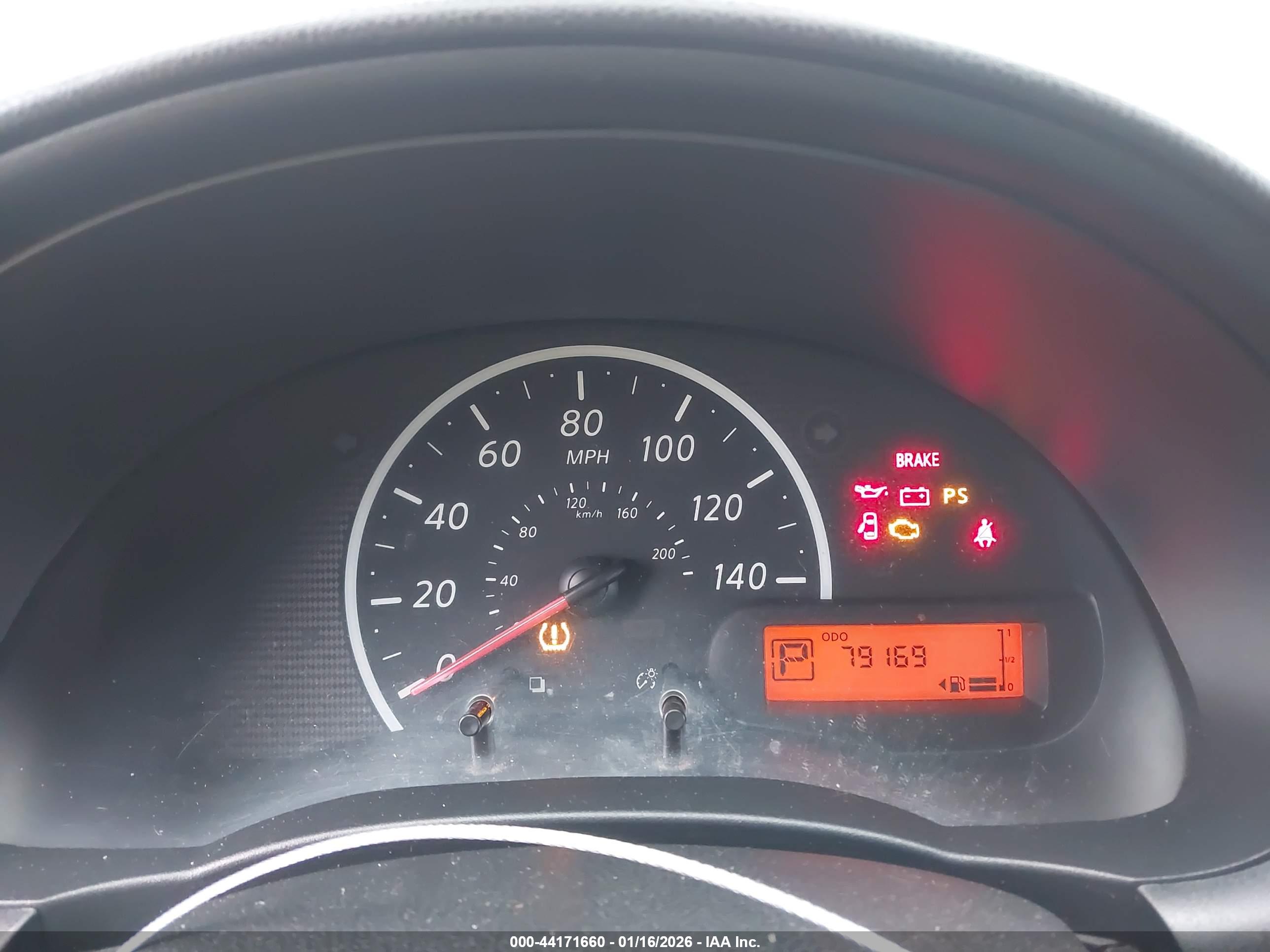 NISSAN VERSA image 7