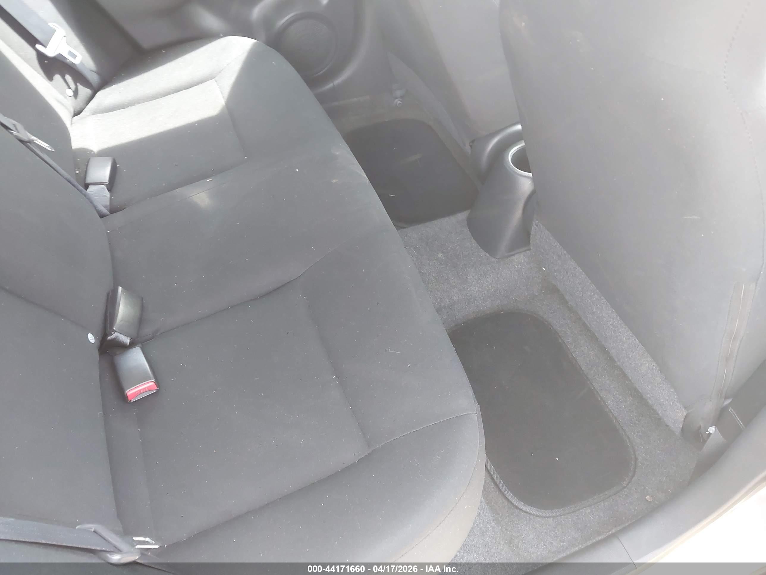 NISSAN VERSA image 8