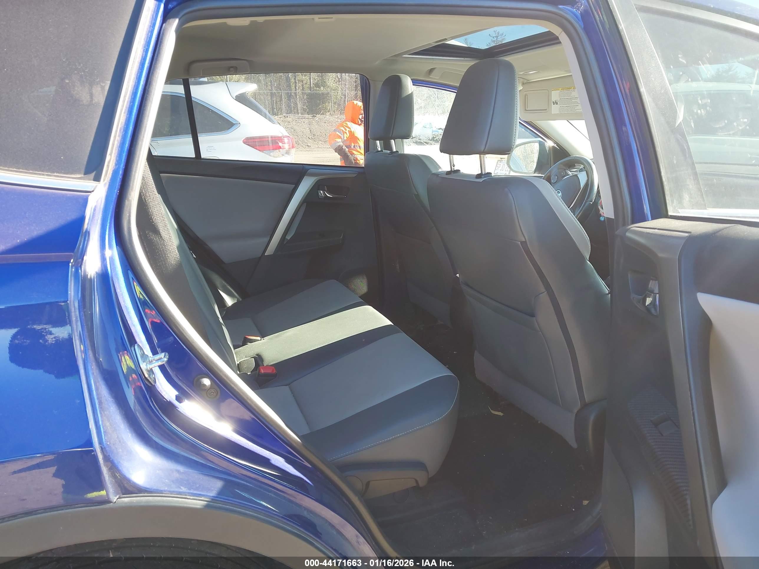 TOYOTA RAV4 image 8