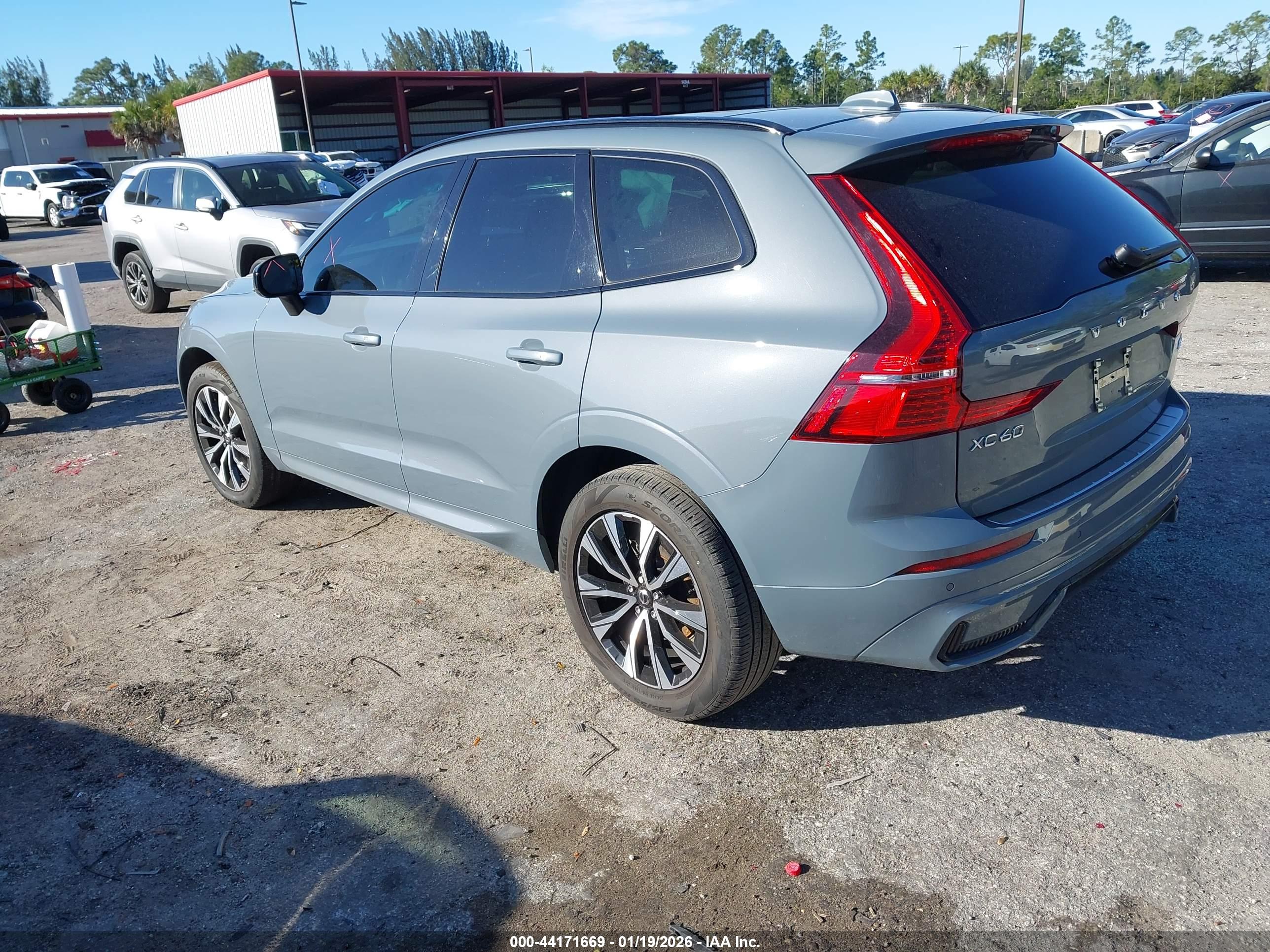 VOLVO XC60 image 3