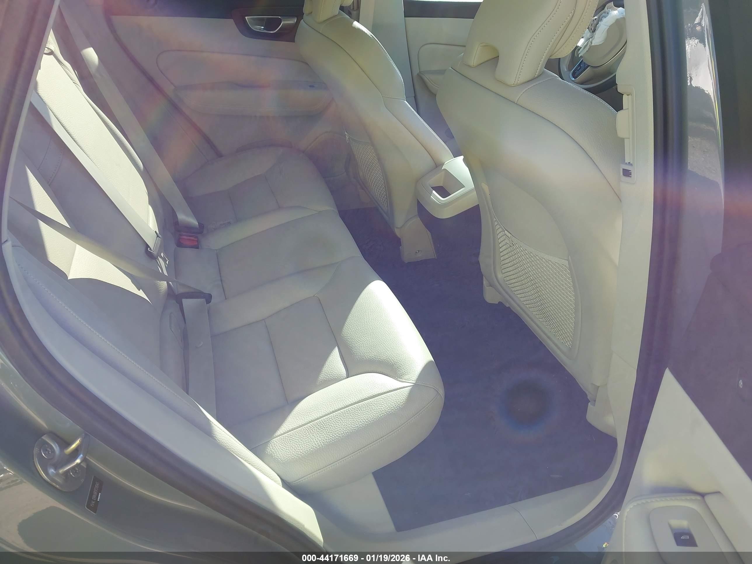 VOLVO XC60 image 8