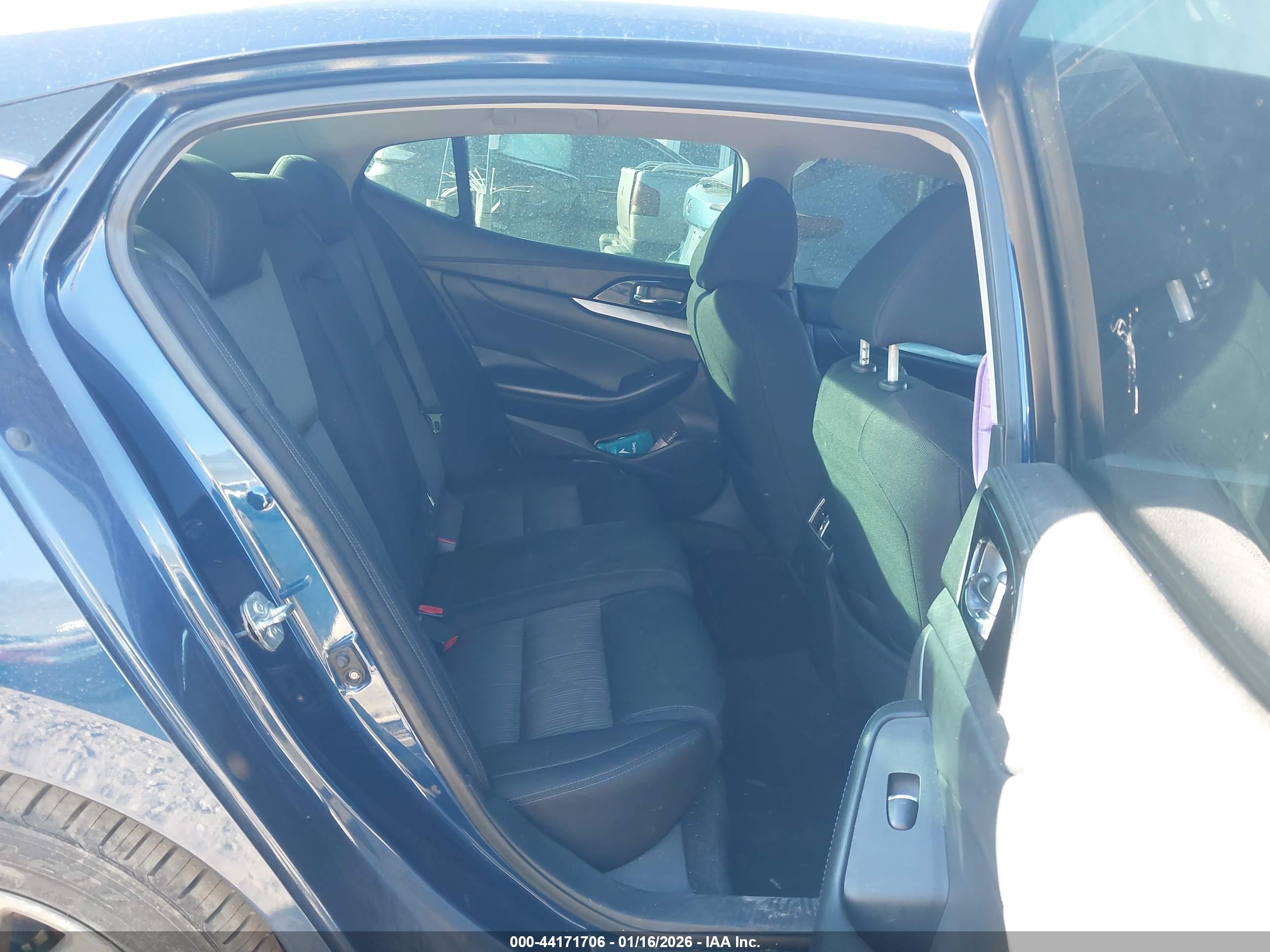NISSAN MAXIMA image 8
