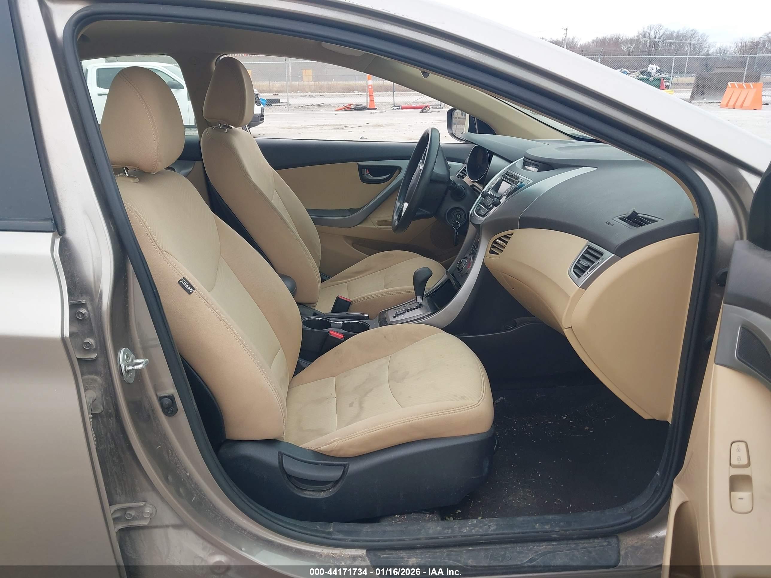 HYUNDAI ELANTRA image 5