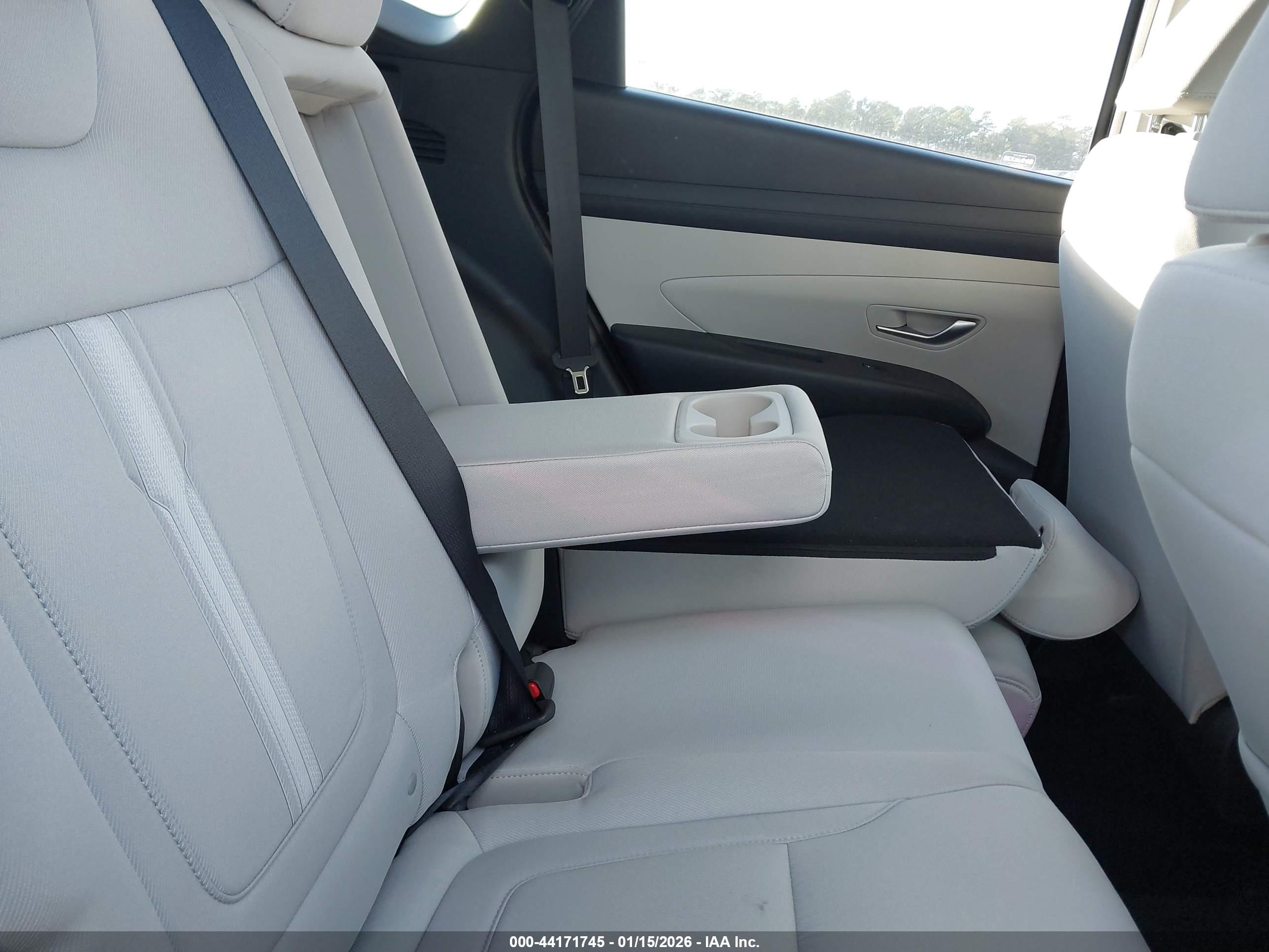 HYUNDAI TUCSON image 8