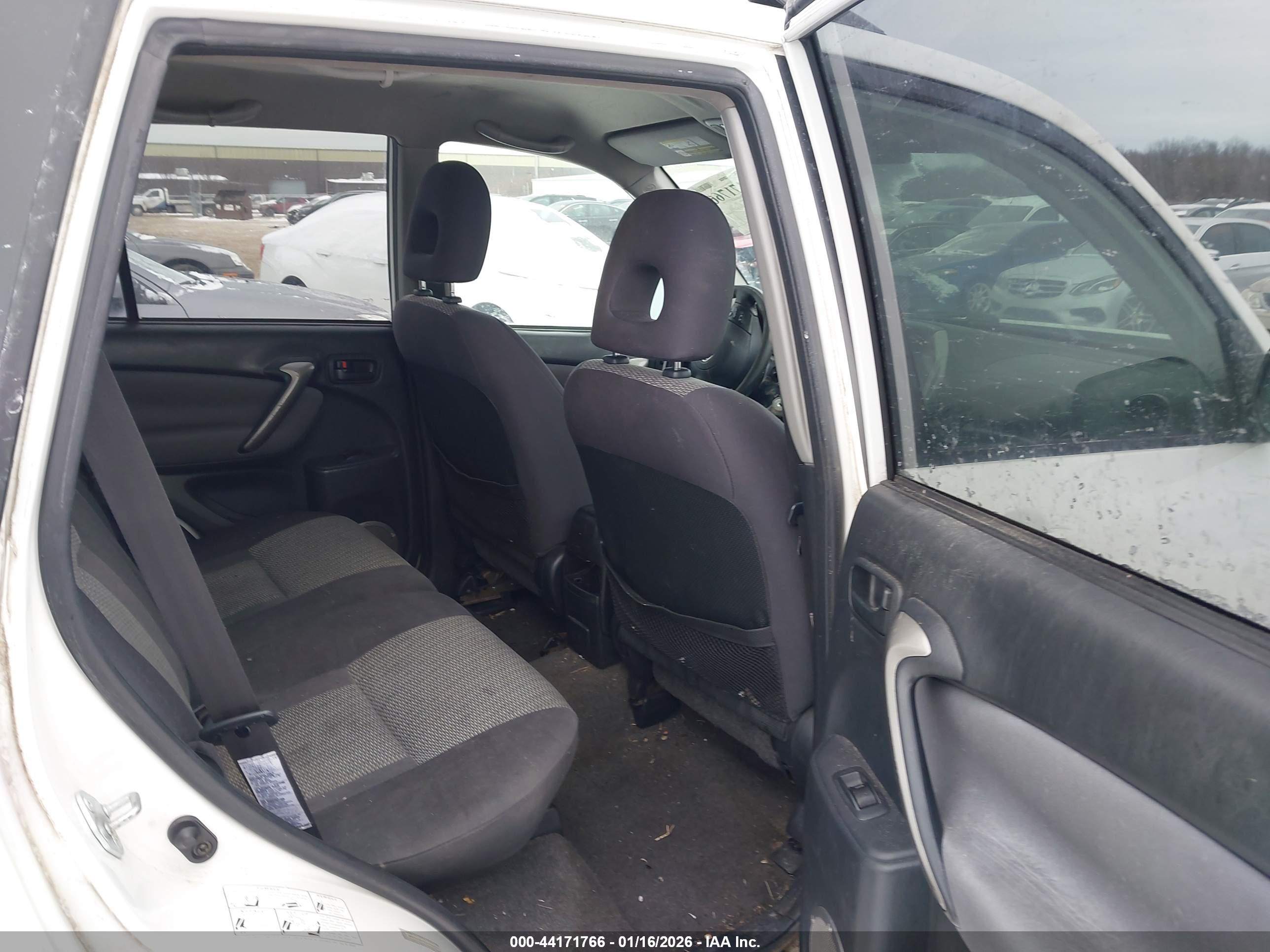 TOYOTA RAV4 image 8