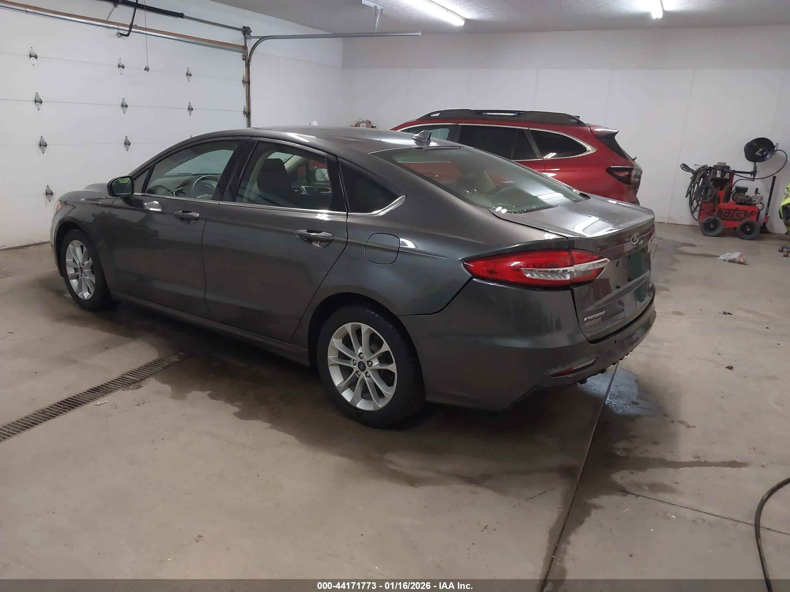 FORD FUSION image 3