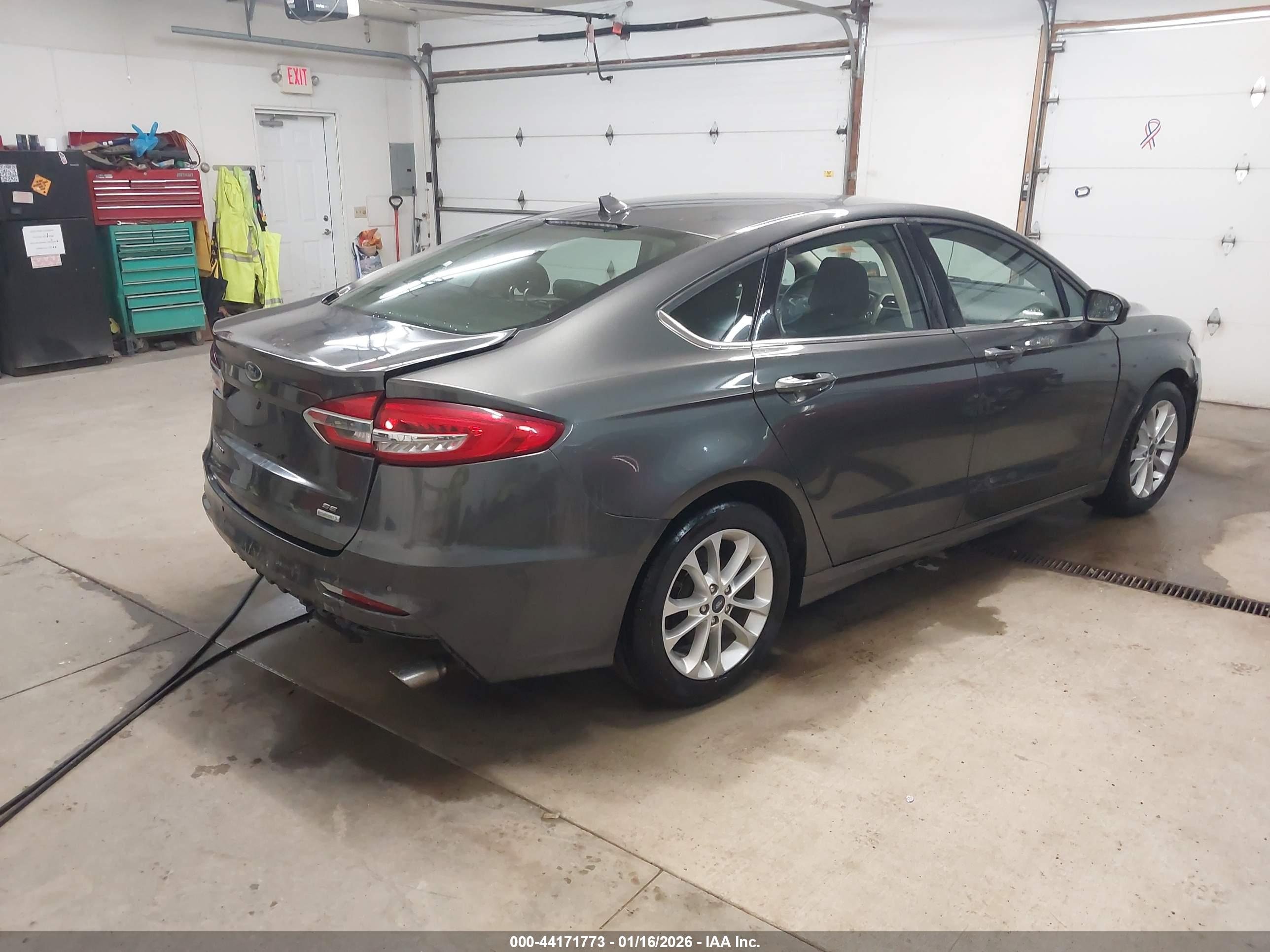 FORD FUSION image 4