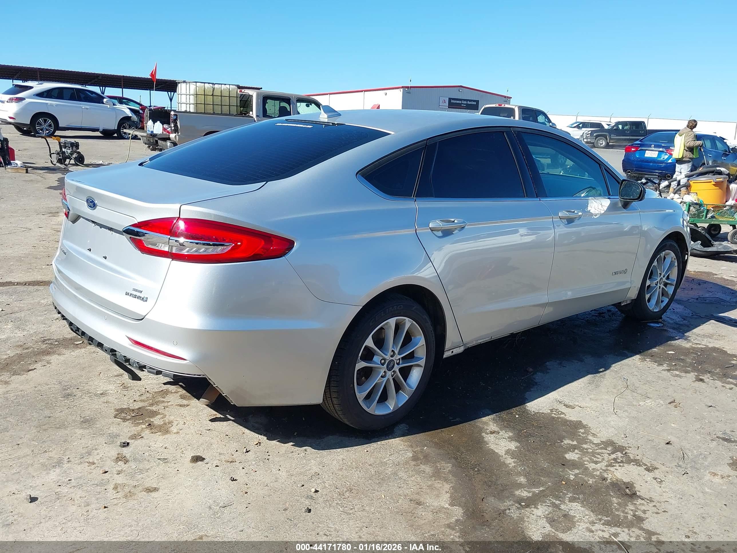 FORD FUSION image 4