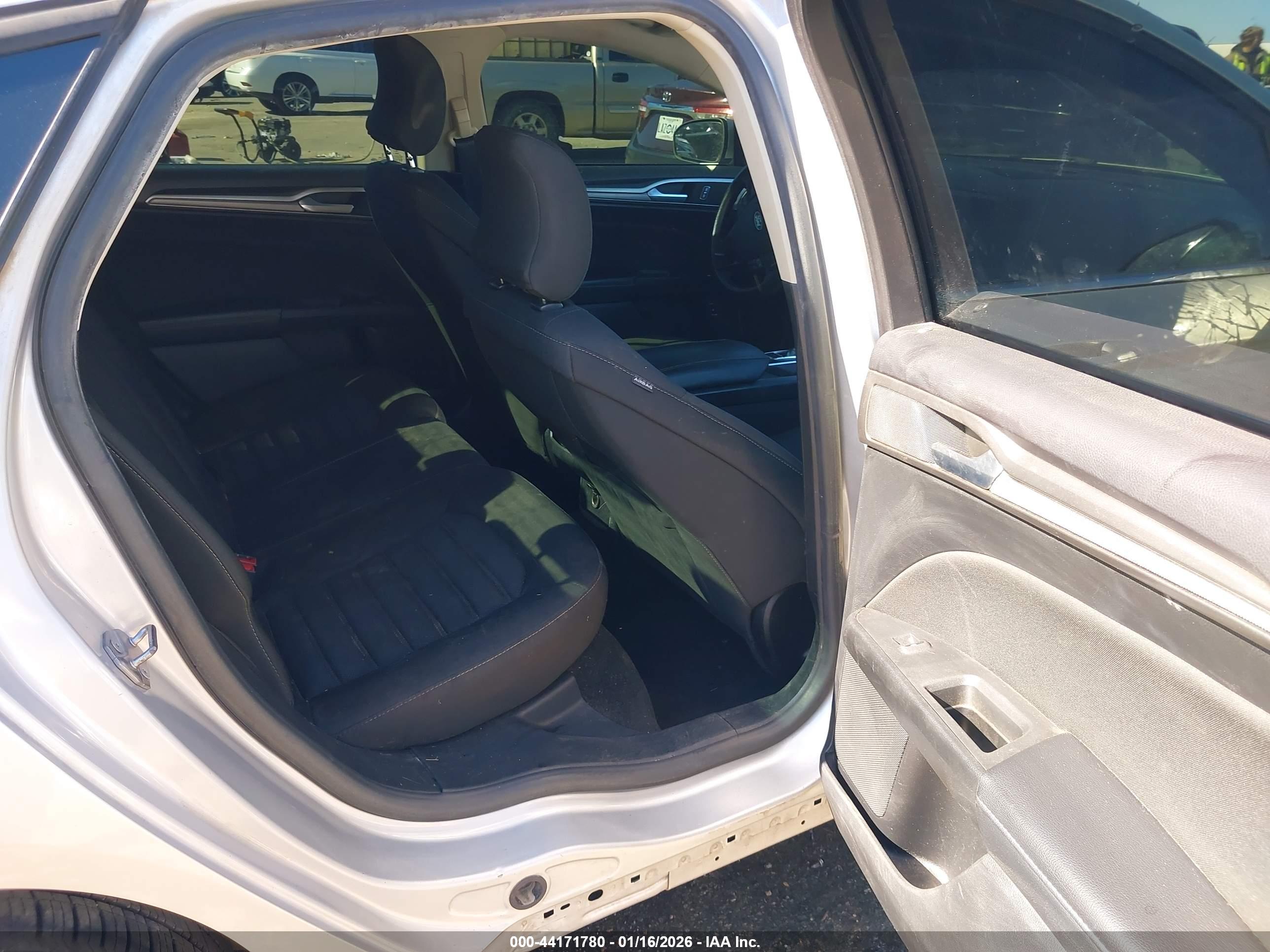 FORD FUSION image 8