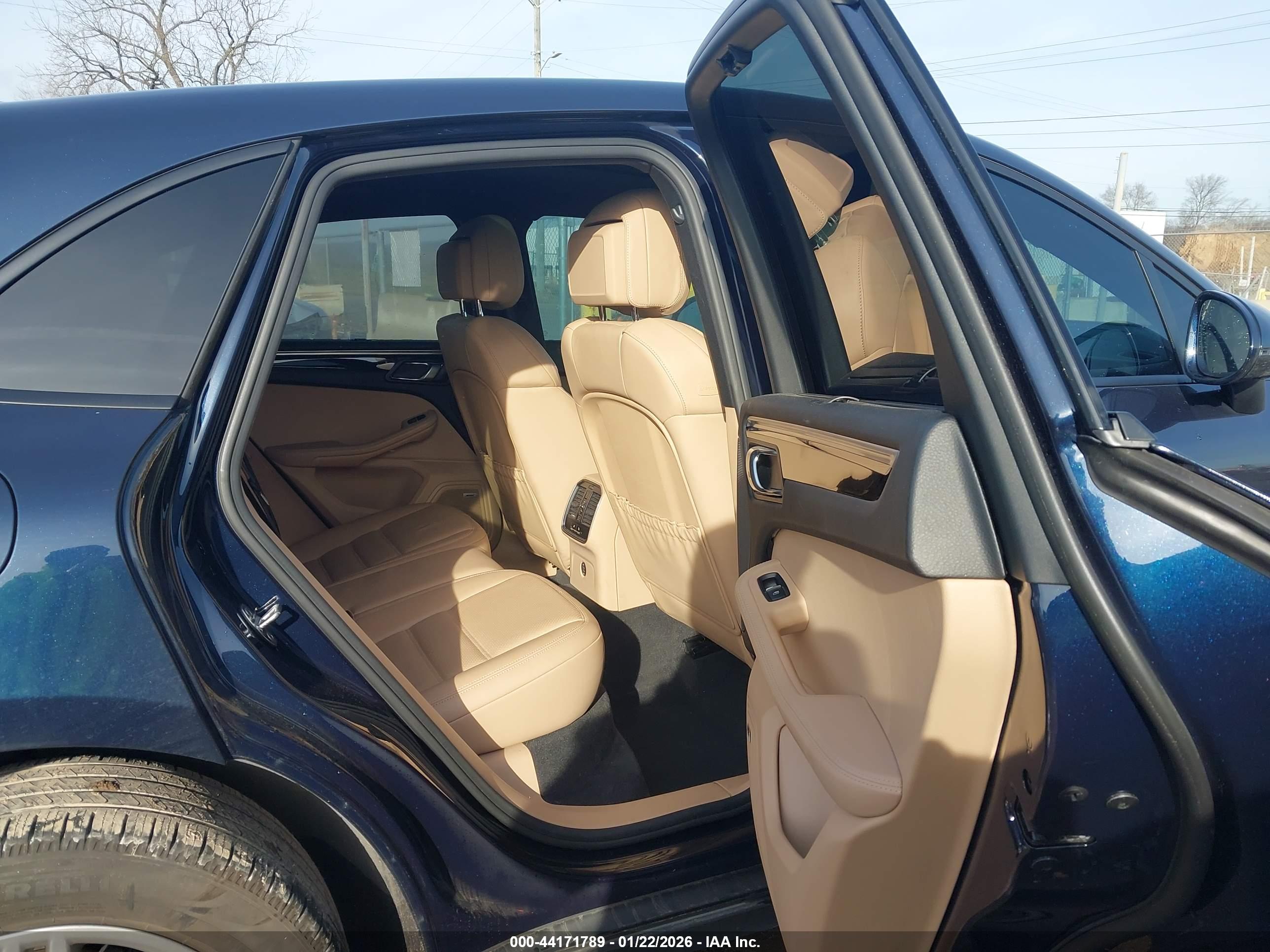 PORSCHE MACAN image 8