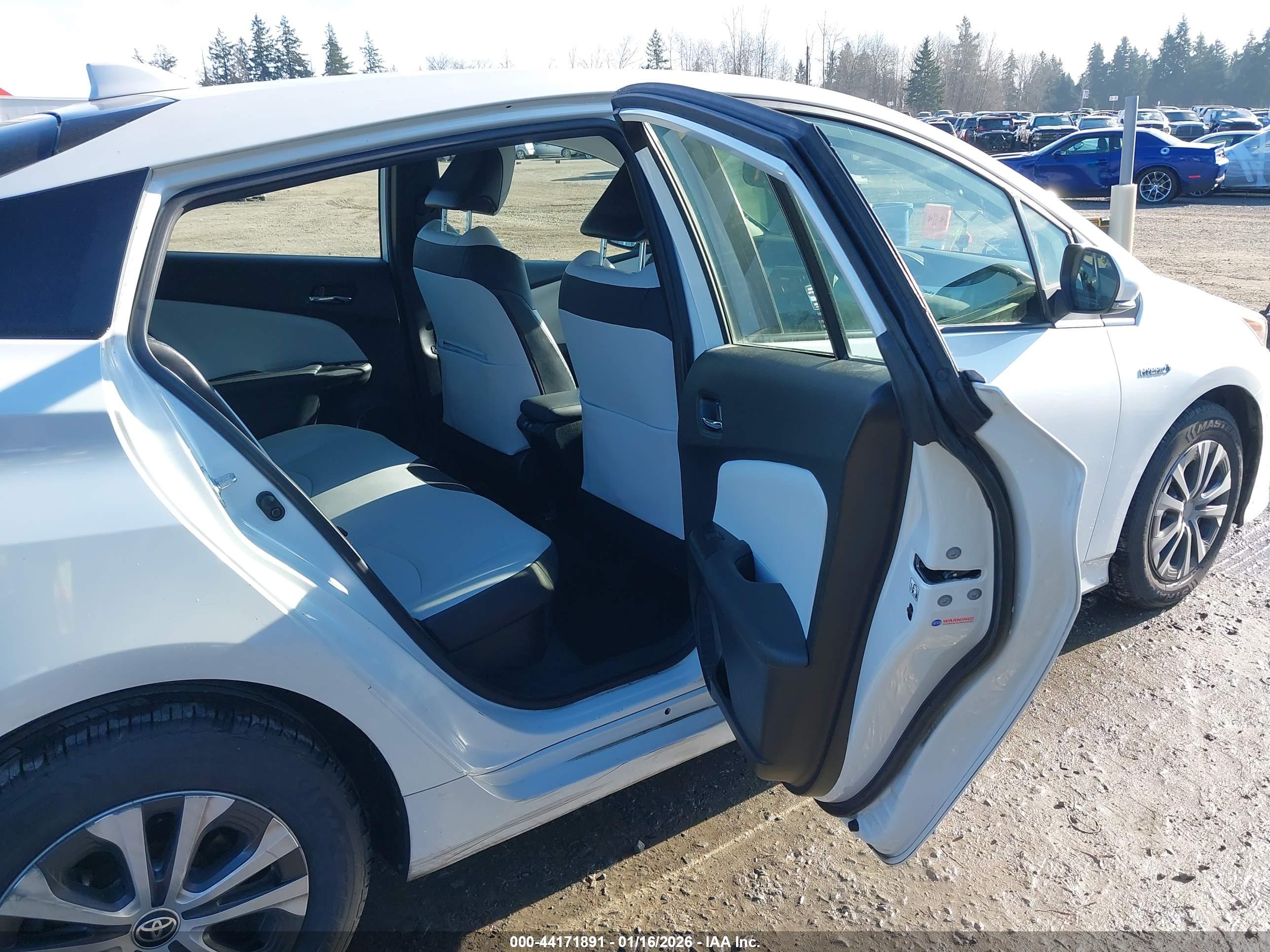 TOYOTA PRIUS image 8