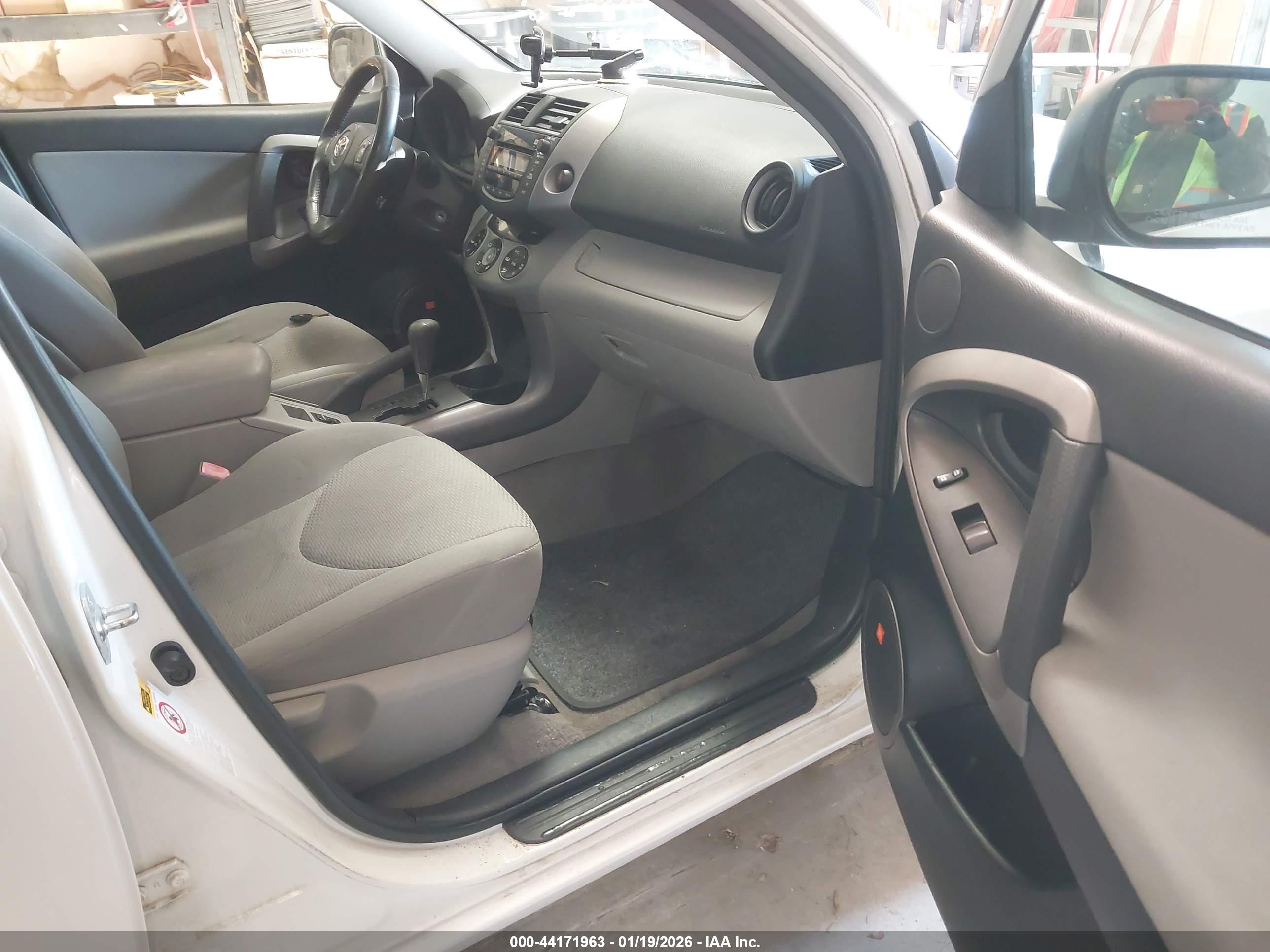 TOYOTA RAV4 image 5