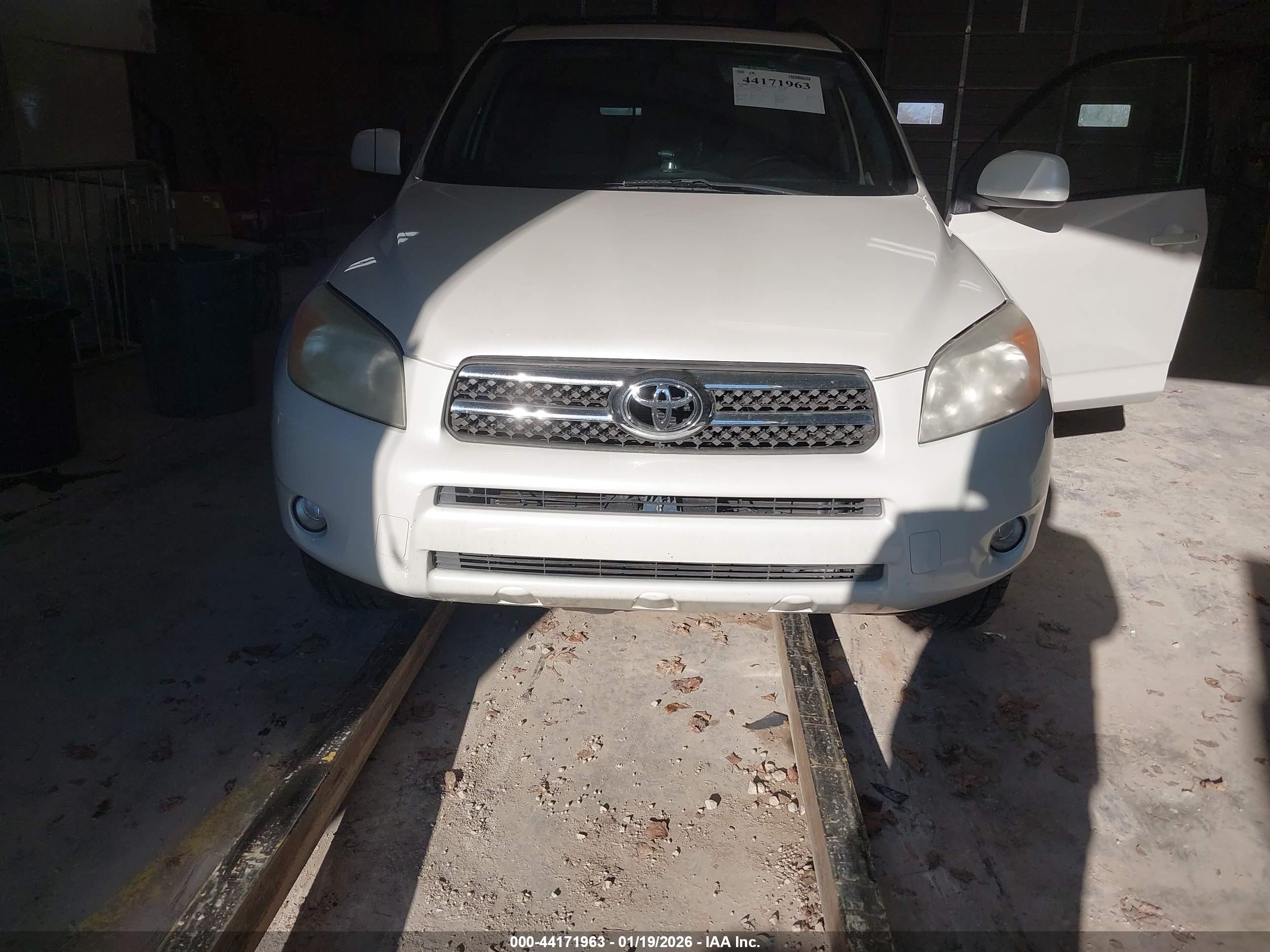 TOYOTA RAV4 image 6