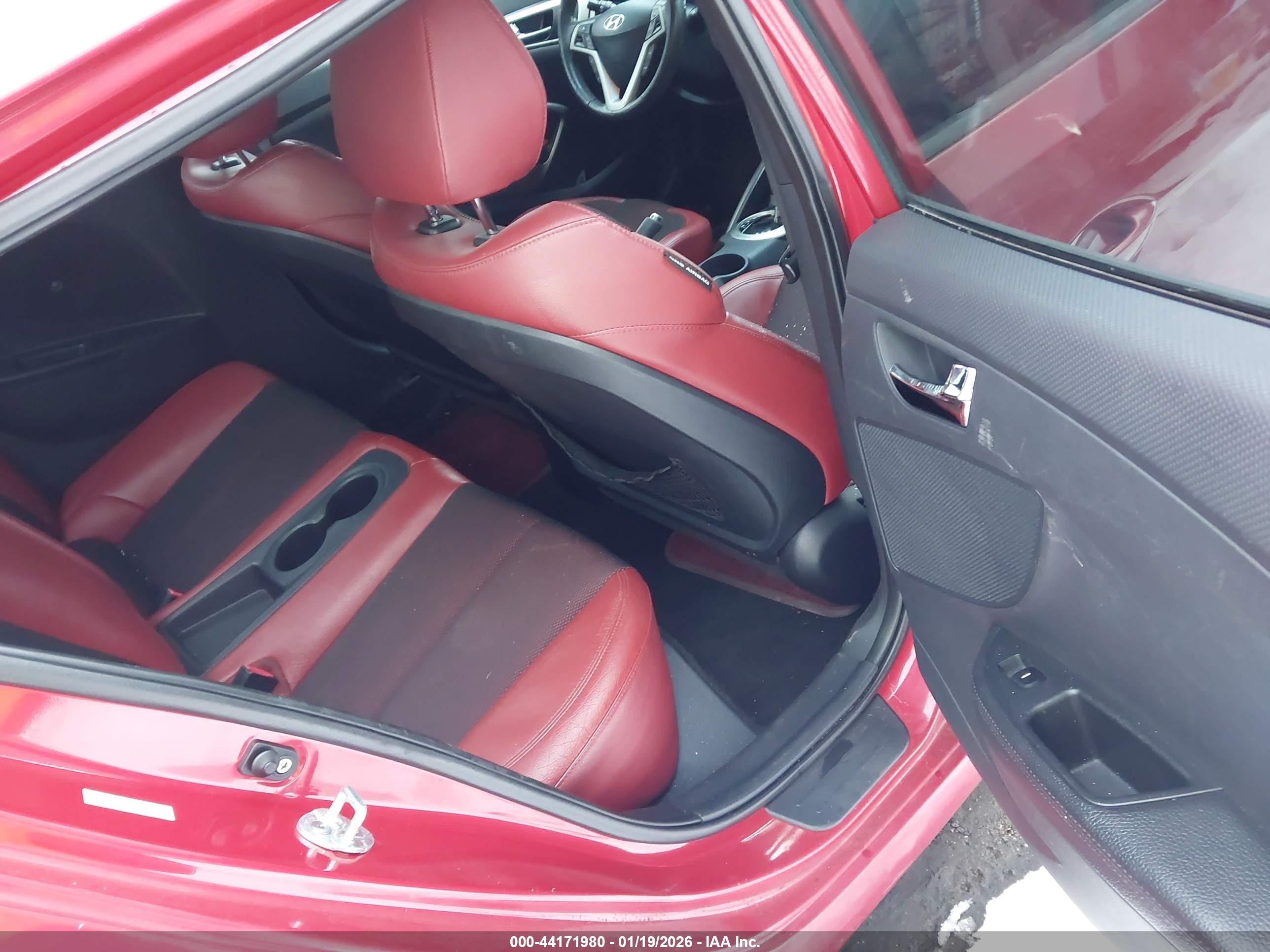 HYUNDAI VELOSTER image 8