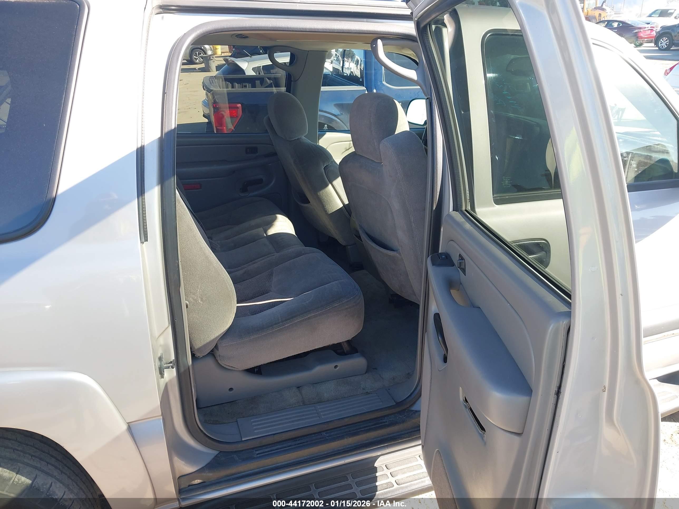 CHEVROLET SUBURBAN image 8