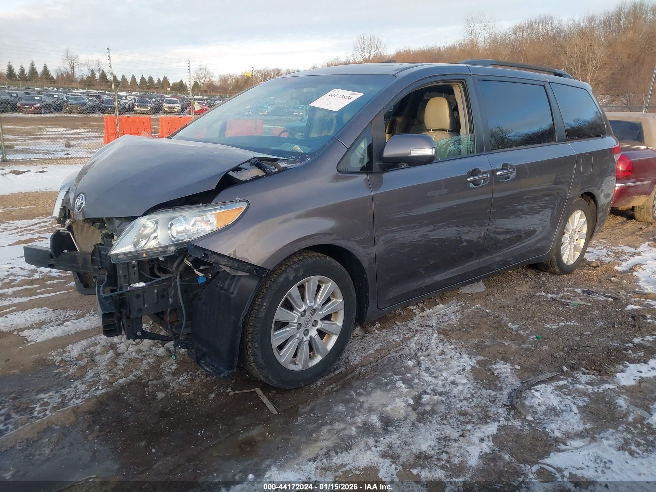 TOYOTA SIENNA image 2