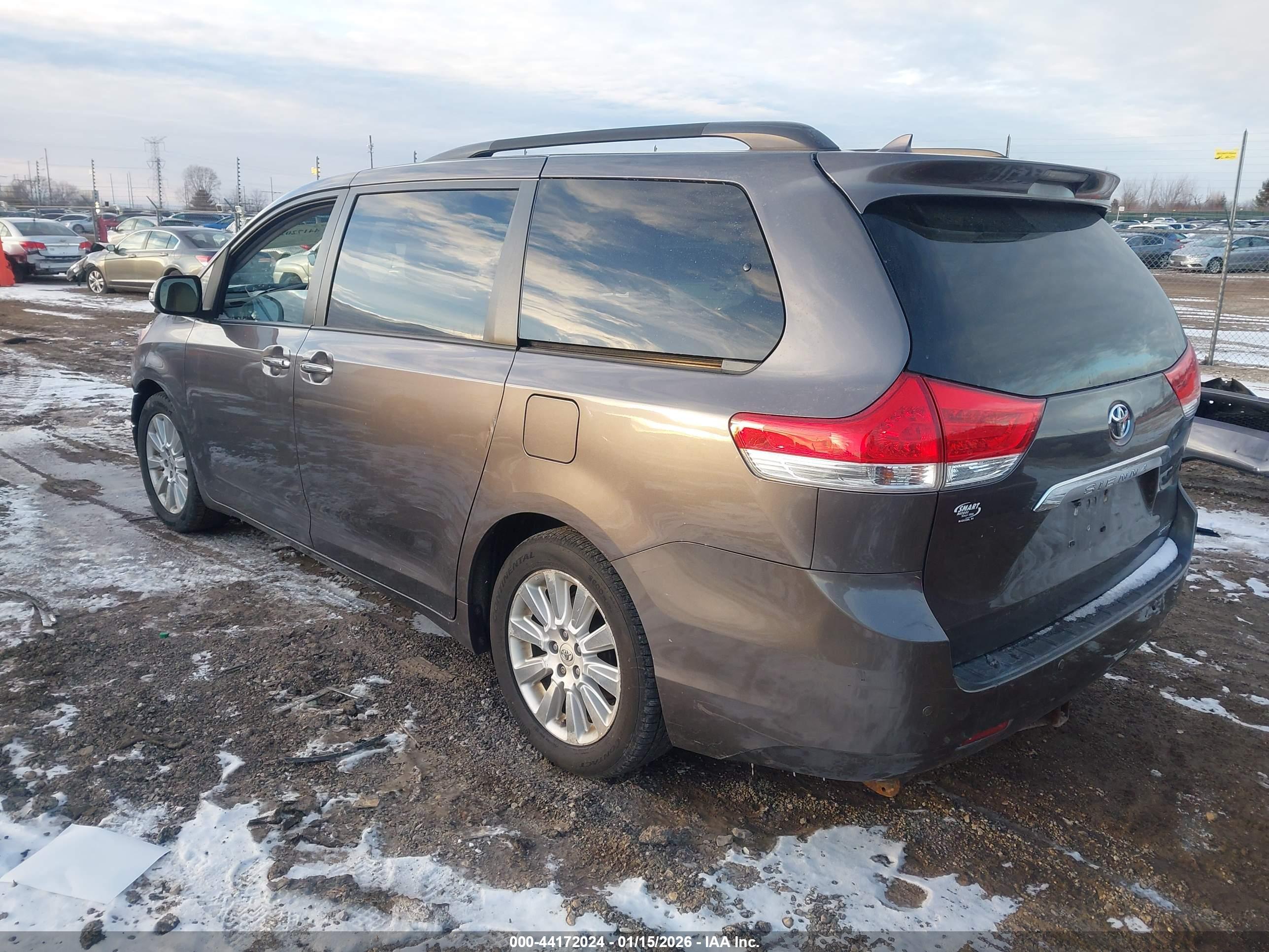 TOYOTA SIENNA image 3