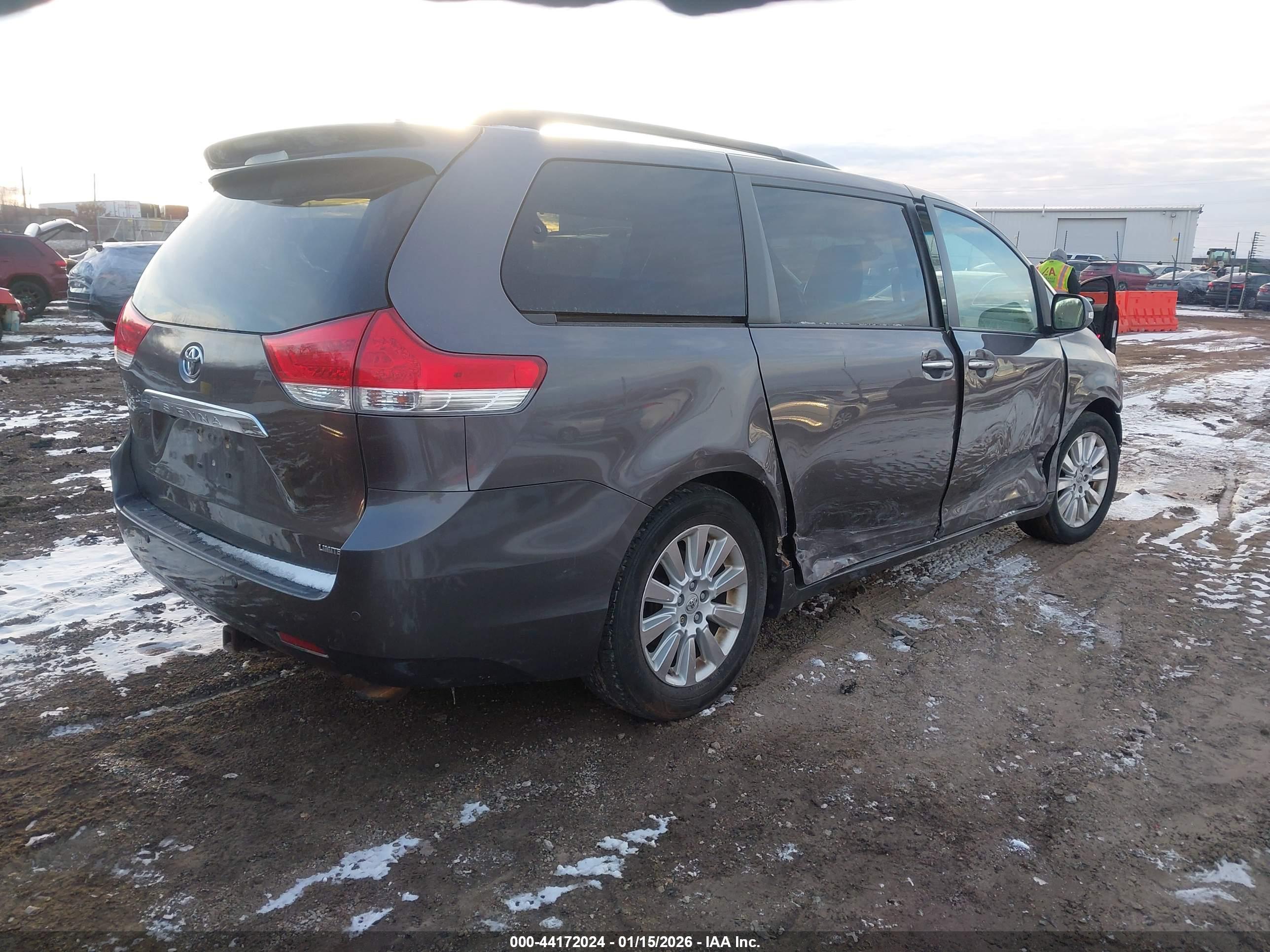 TOYOTA SIENNA image 4
