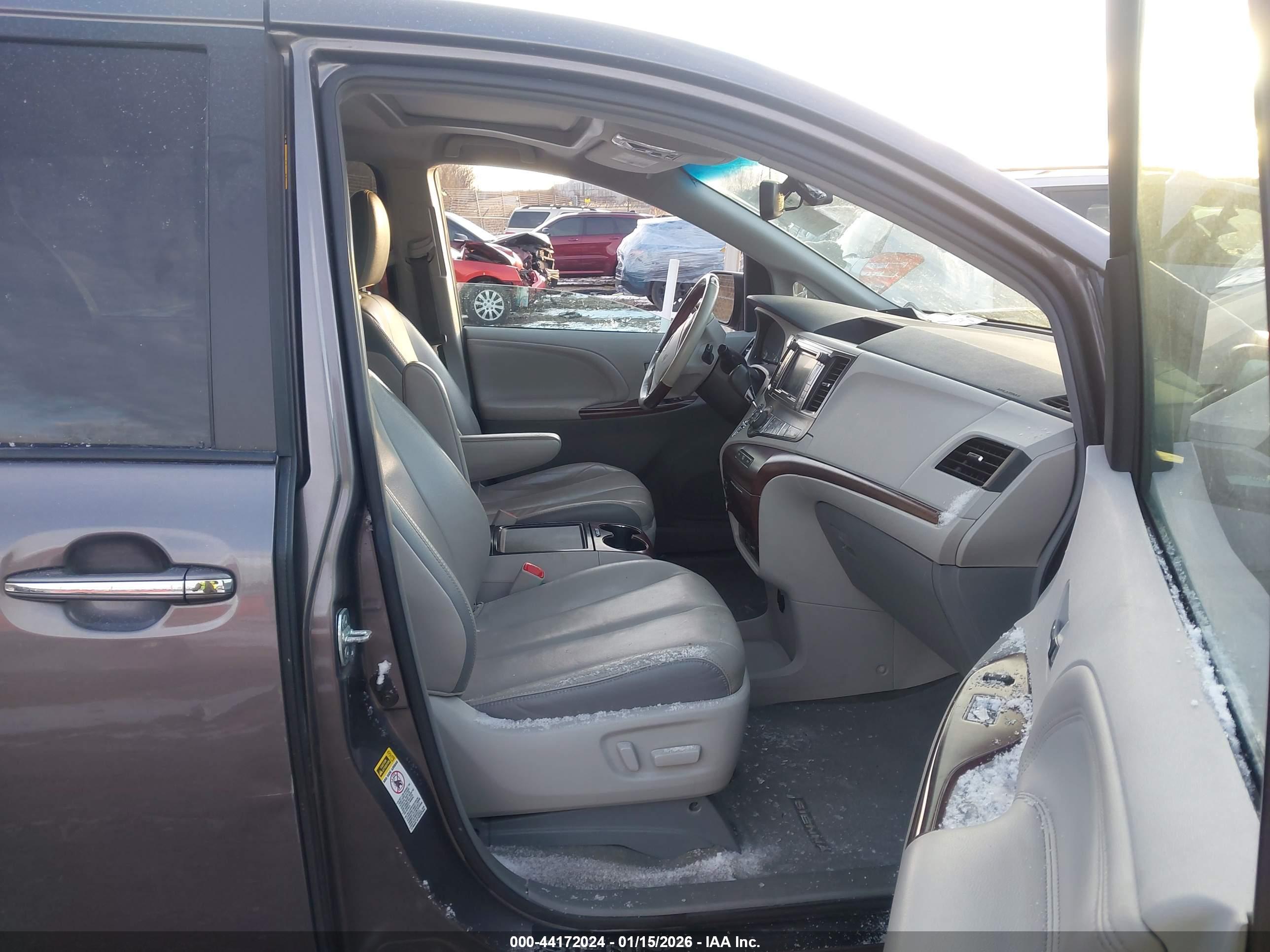 TOYOTA SIENNA image 5