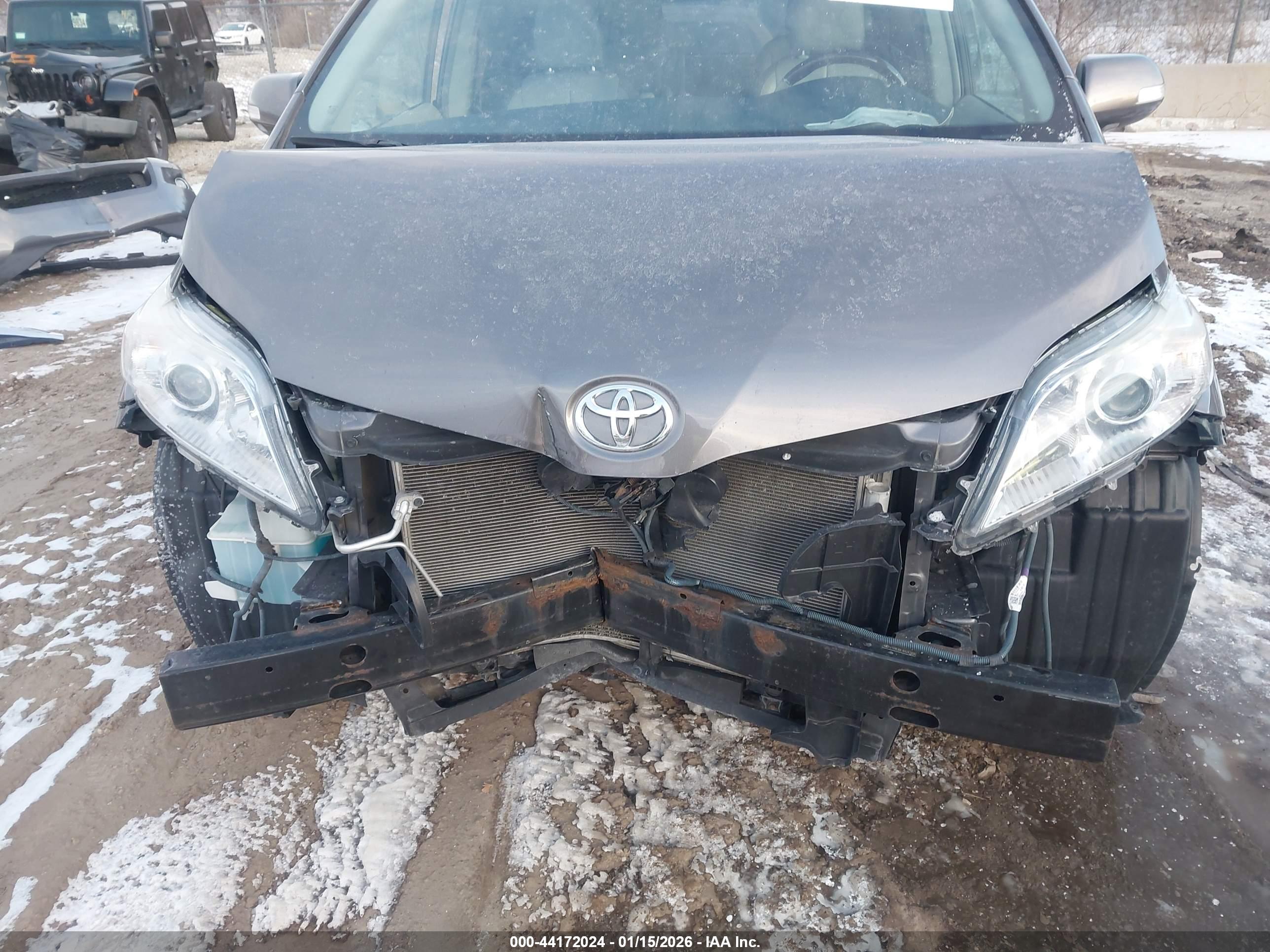 TOYOTA SIENNA image 6