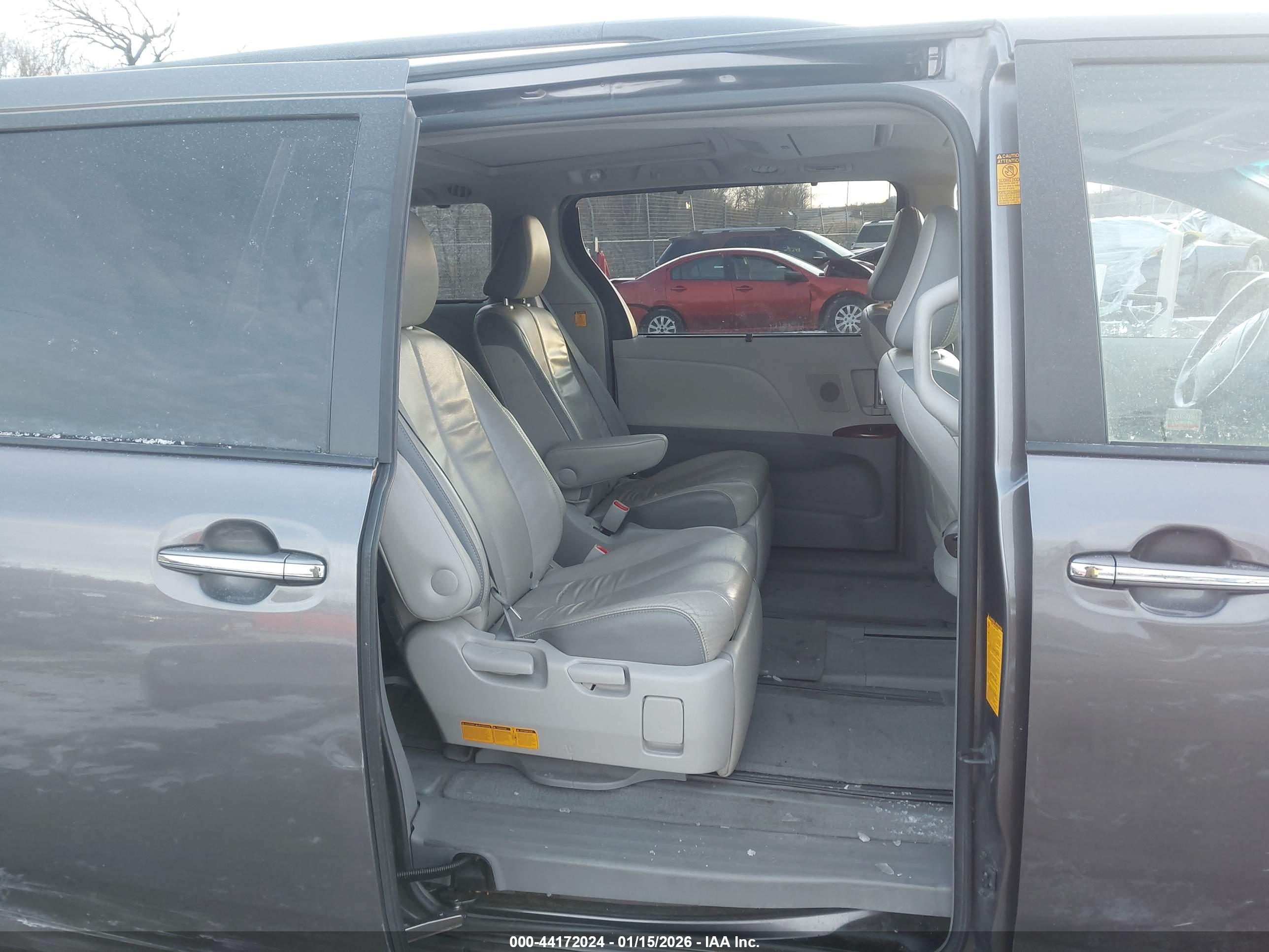 TOYOTA SIENNA image 8
