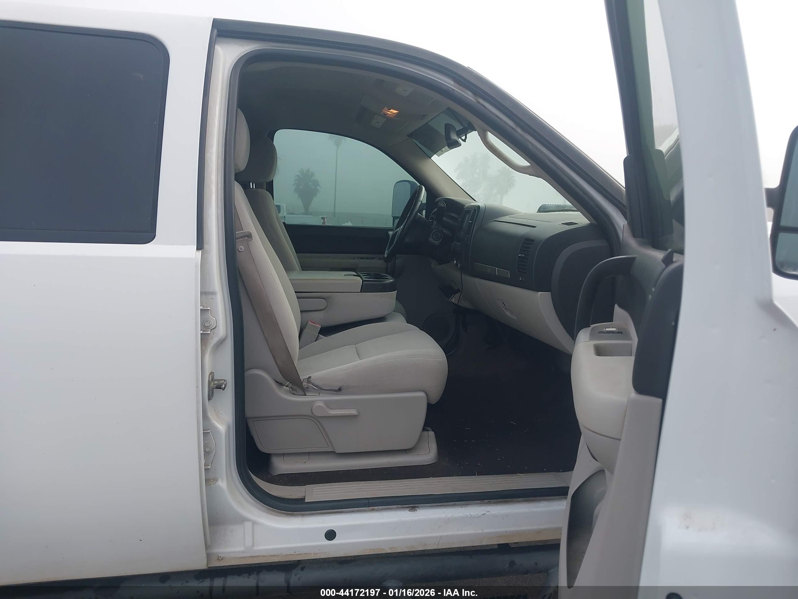 CHEVROLET SILVERADO image 5