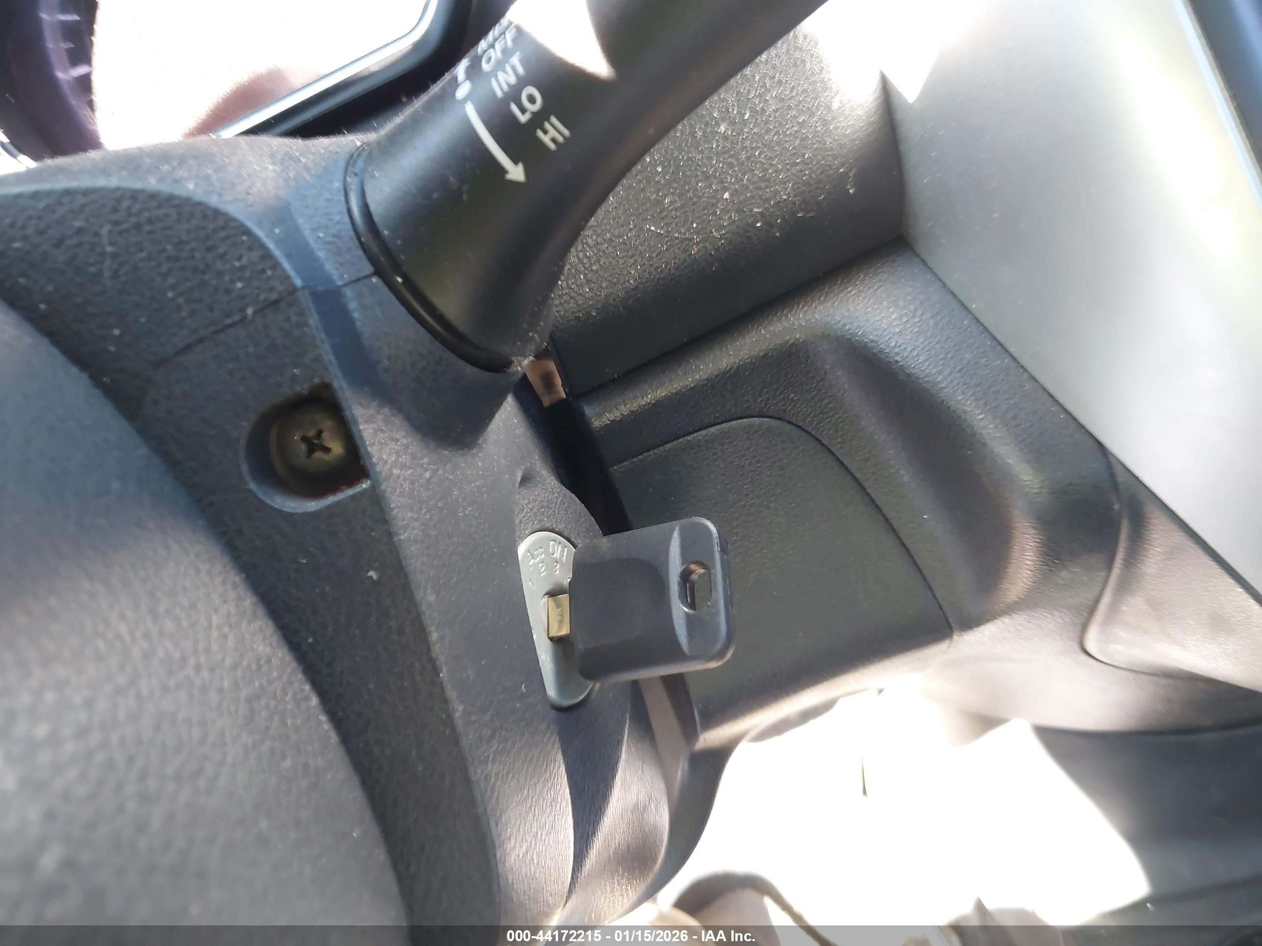 NISSAN VERSA image 11