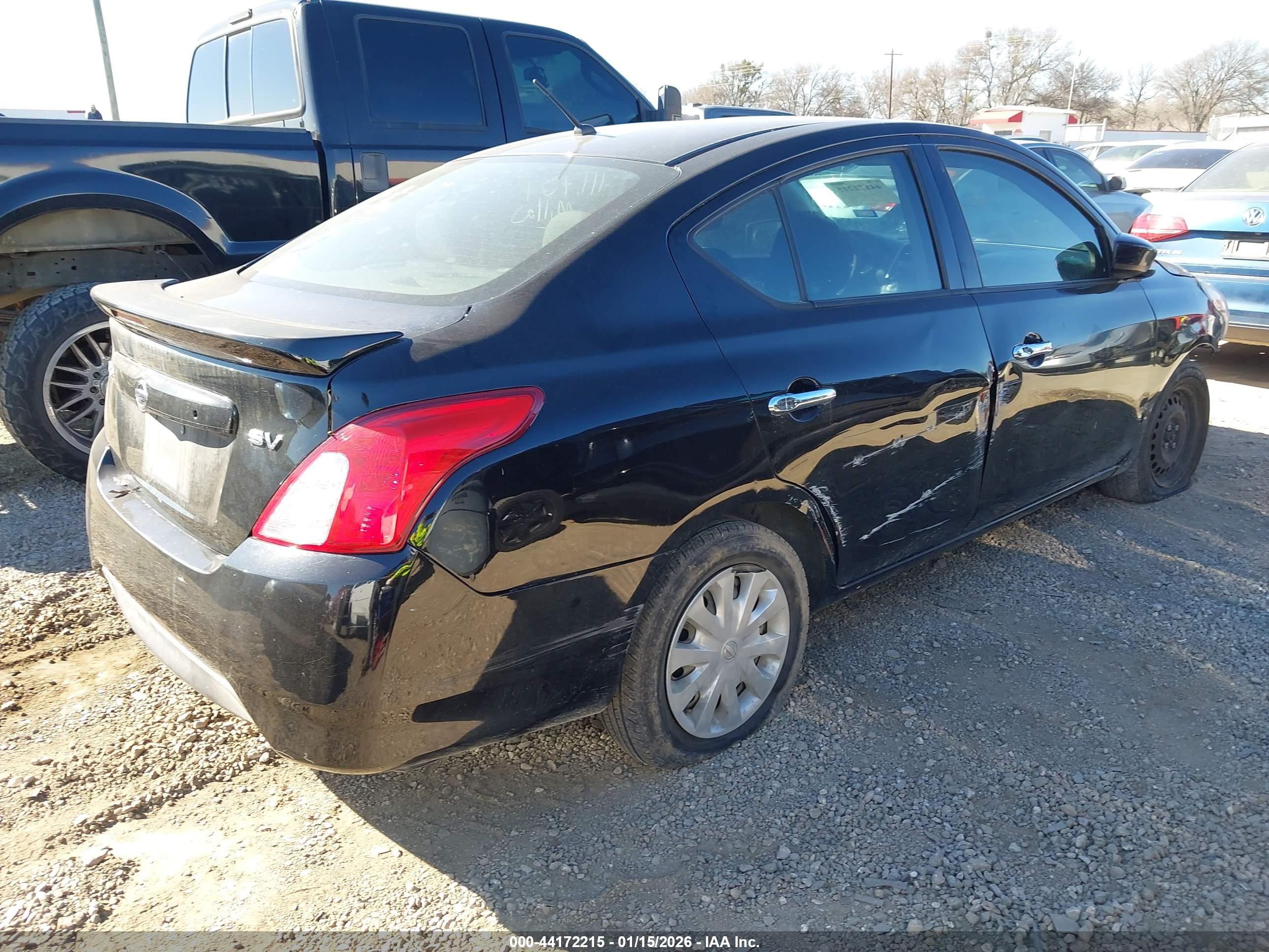 NISSAN VERSA image 4