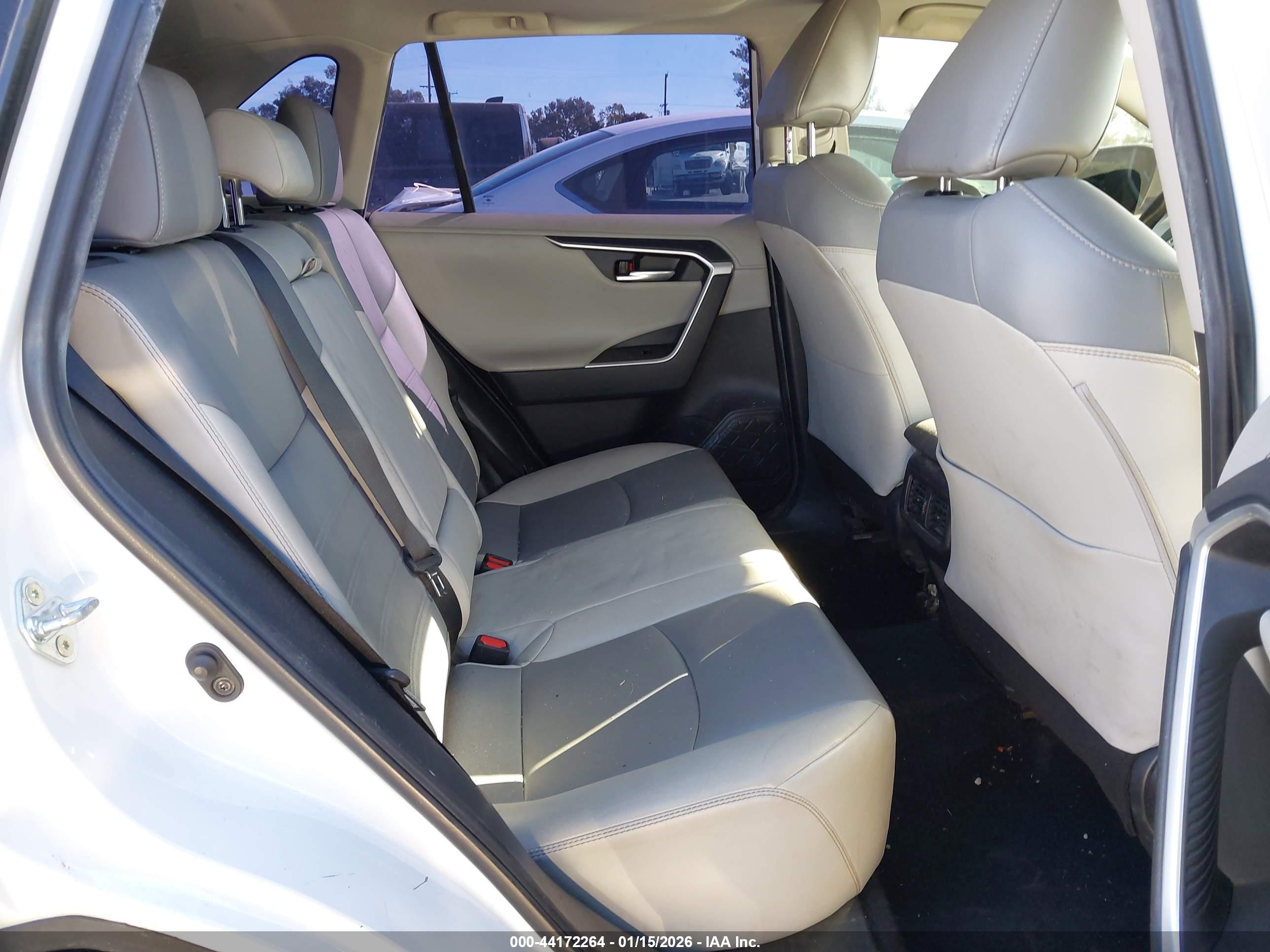 TOYOTA RAV4 image 8