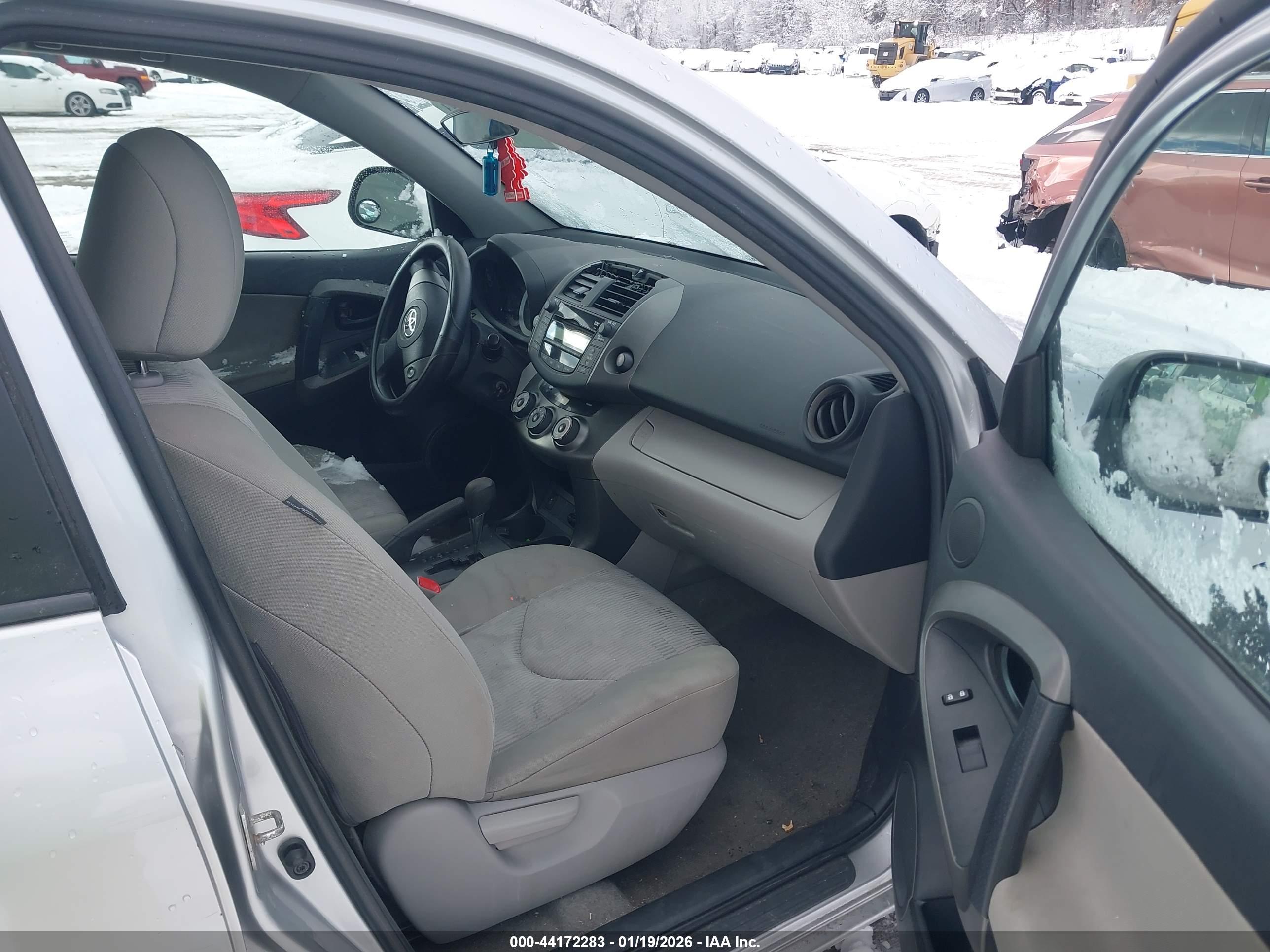 TOYOTA RAV4 image 5