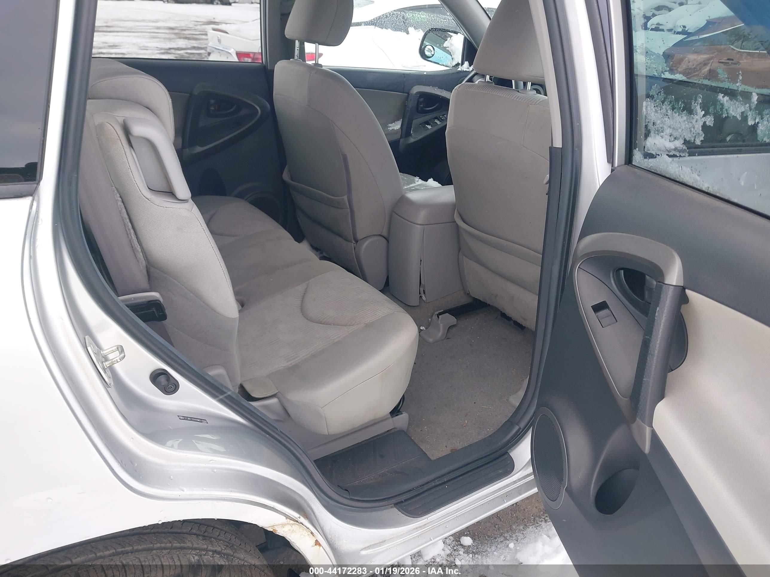 TOYOTA RAV4 image 8